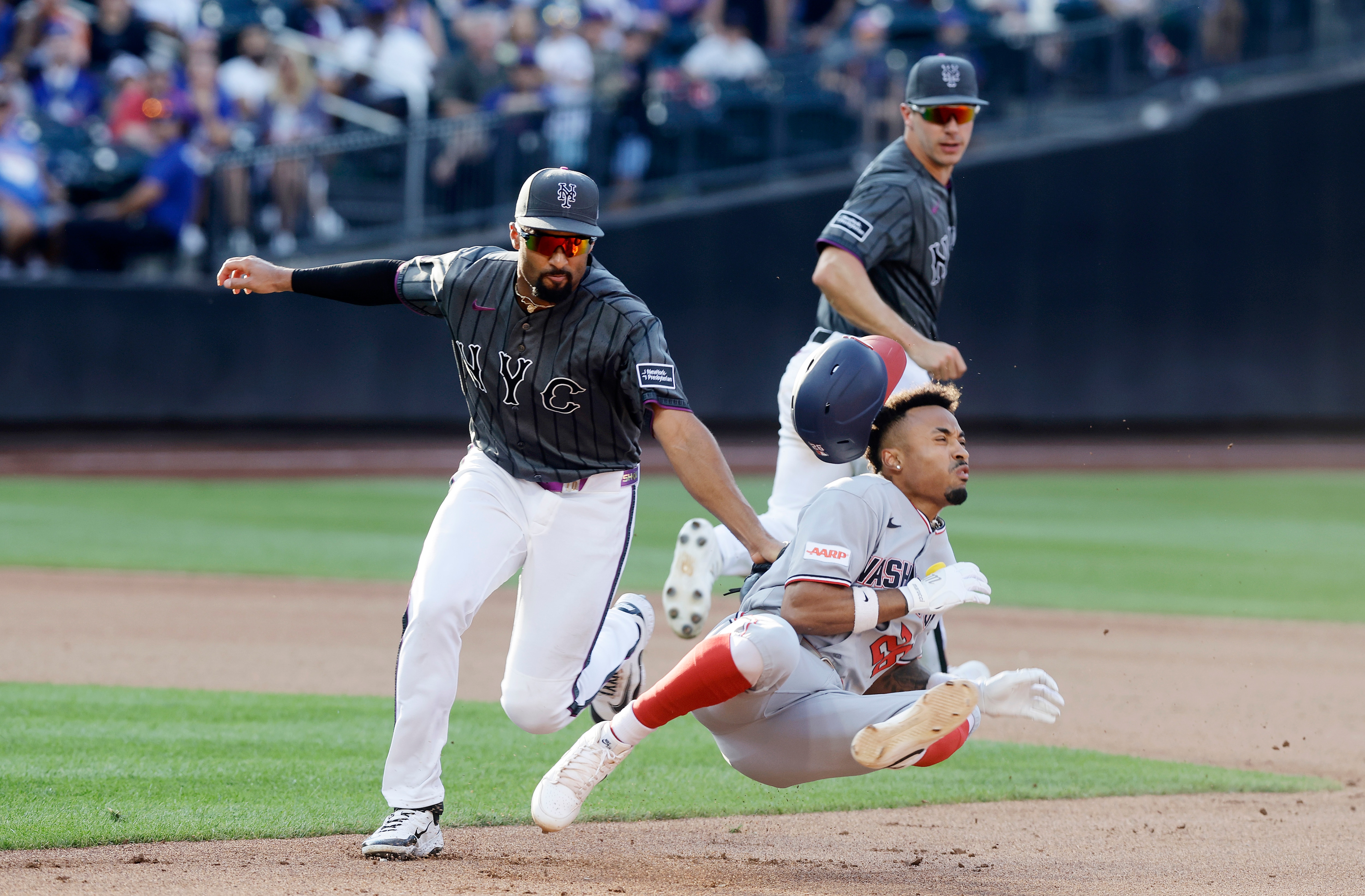 Marcus Semien of the Mets tags out Nasim Nuńez of the Nationals during the seventh inning Saturday.