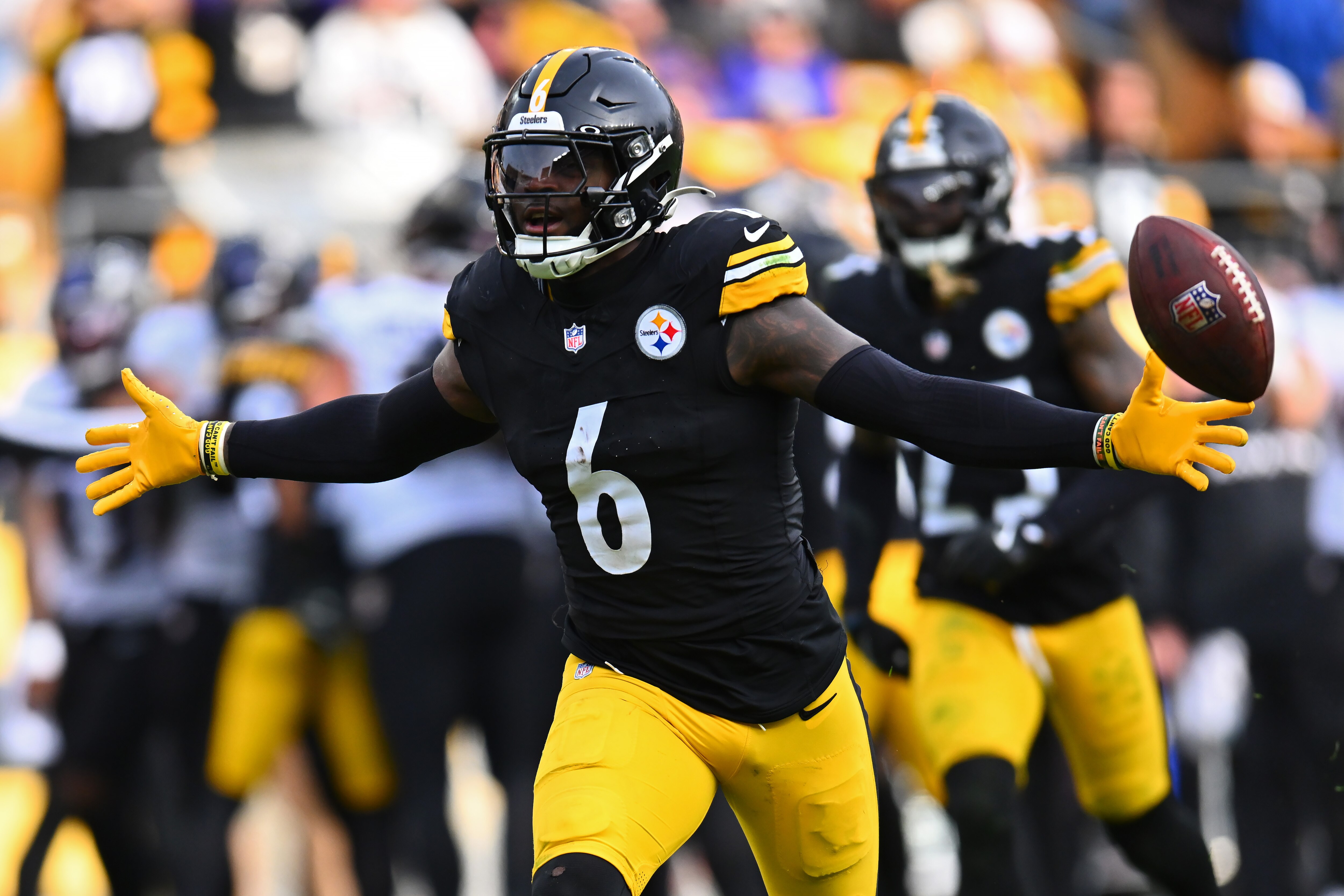 Former Ravens linebacker Patrick Queen caused a fumble and helped the Pittsburgh defense shut down Baltimore.