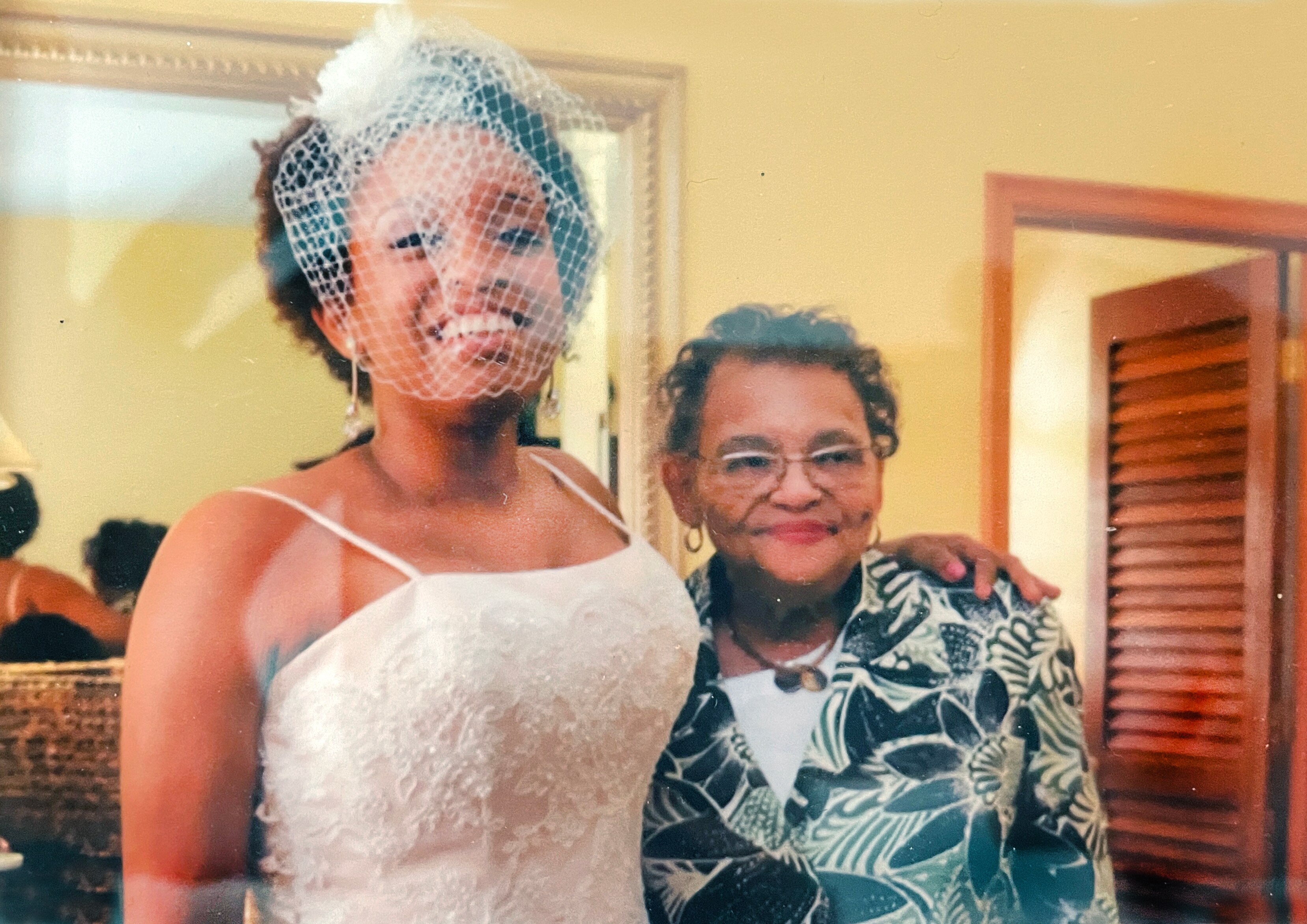 Emma James and Leslie Gray Streeter at Leslie’s wedding on Palm Beach, 2010