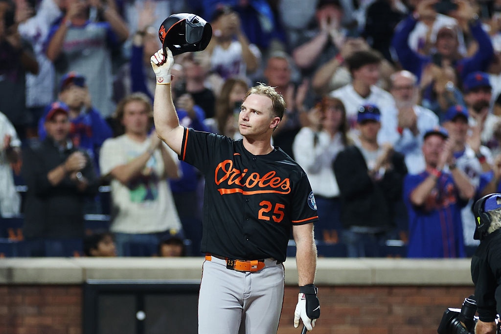 Orioles first baseman Pete Alonso acknowledges the crowd in his first at-bat during the first inning against the New York Mets.