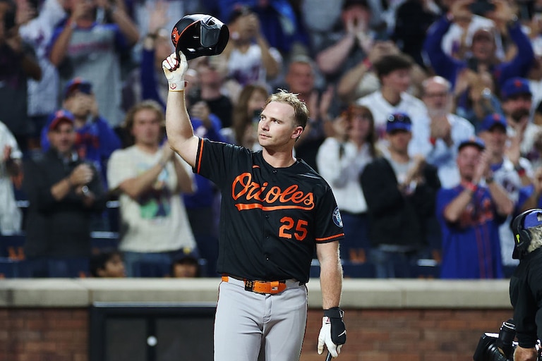Orioles first baseman Pete Alonso acknowledges the crowd in his first at-bat during the first inning against the New York Mets.