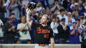 Orioles first baseman Pete Alonso acknowledges the crowd in his first at-bat during the first inning against the New York Mets.
