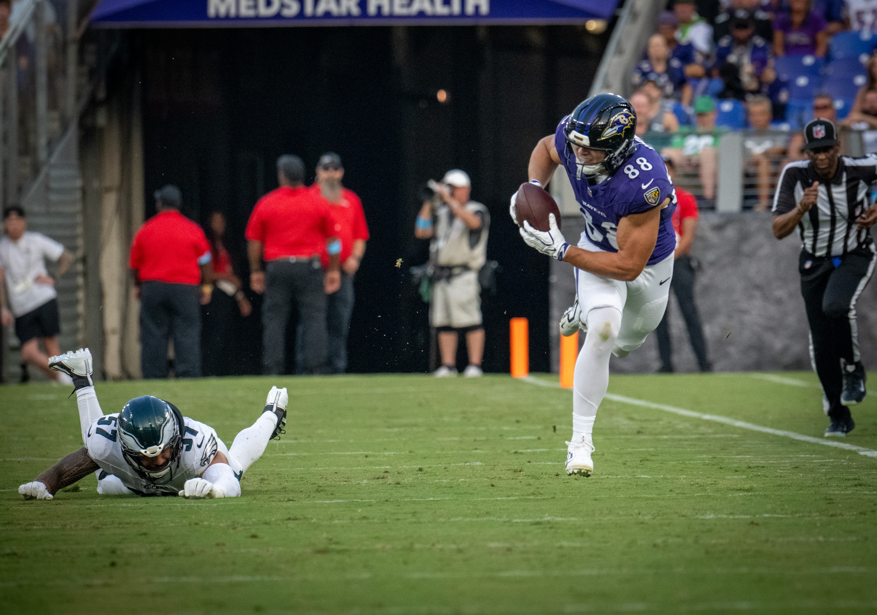 Ravens tight end Matt Hibner catches a pass from quarterback Tyler Huntley in the first quarter Saturday night.
