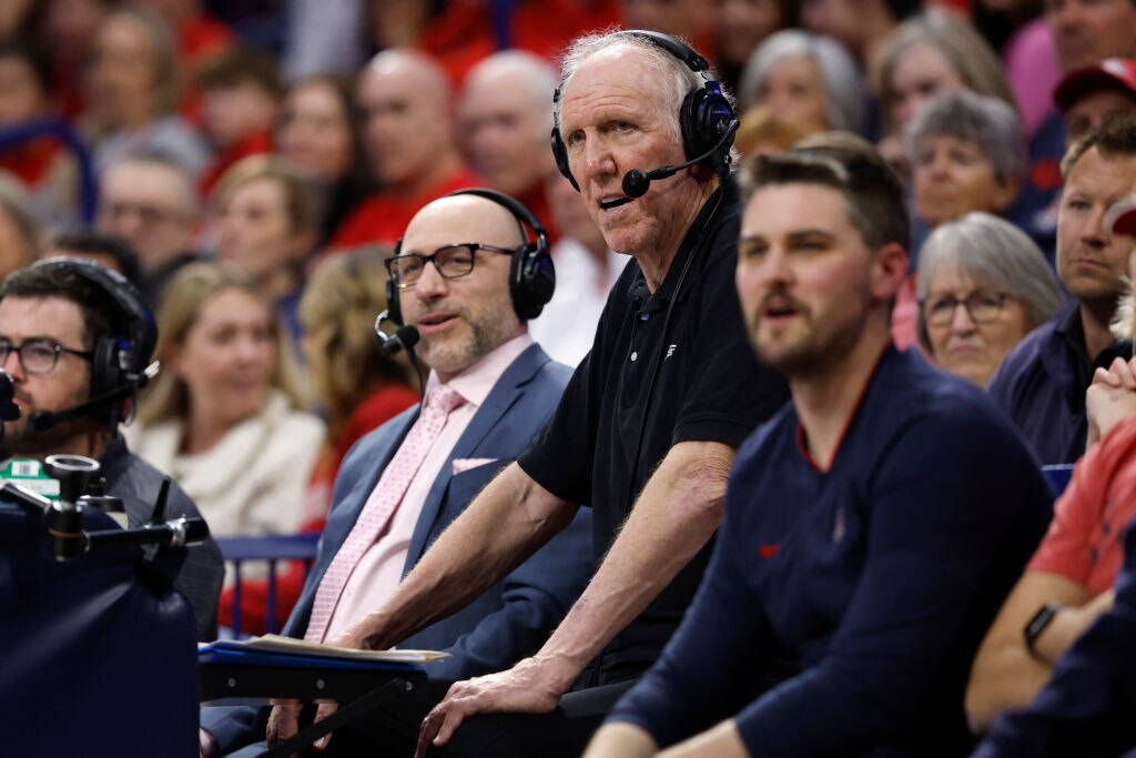 TUCSON, ARIZONA - JANUARY 04: Sportscaster and former NBA player Bill Walton (center) calls the game between the Arizona Wildcats and the Colorado Buffaloes on Jan. 4. (Photo by Chris Coduto/Getty Images)