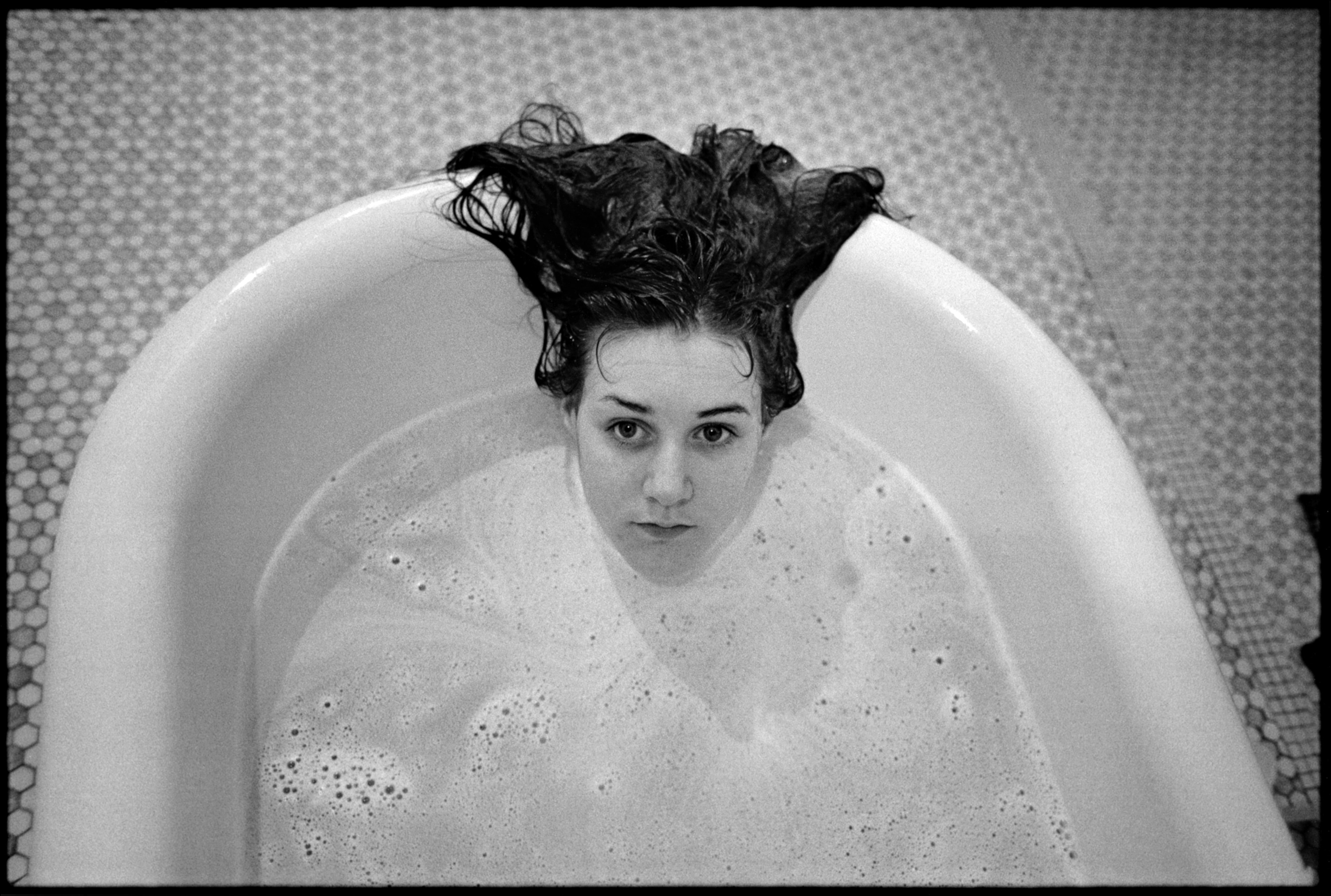 Mary Ellen Mark, [Laurie in the Bathtub, Ward 81, Oregon State Hospital, Salem, Oregon, USA], 1976.