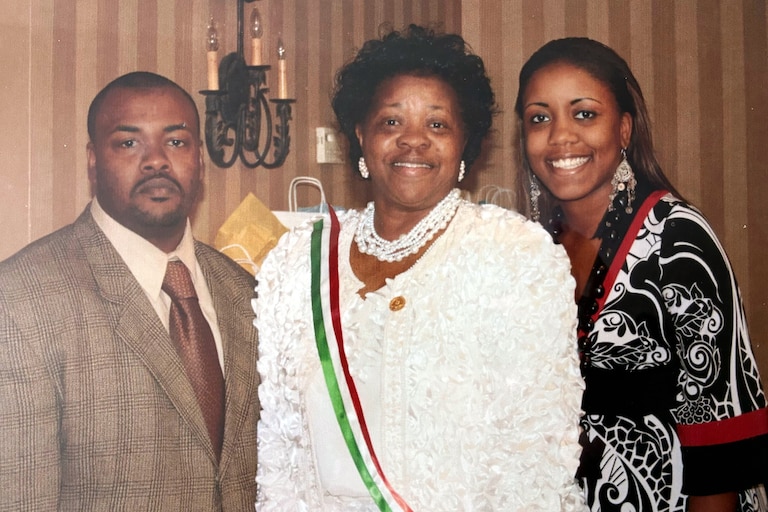 Christine Davenport, center, with children Fred and Ashleigh.