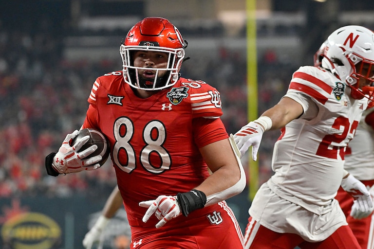 Utah tight end Dallen Bentley runs in for a touchdown against the Nebraska Cornhuskers during the second half of the SRS Distribution Las Vegas Bowl on Dec. 31, 2025.