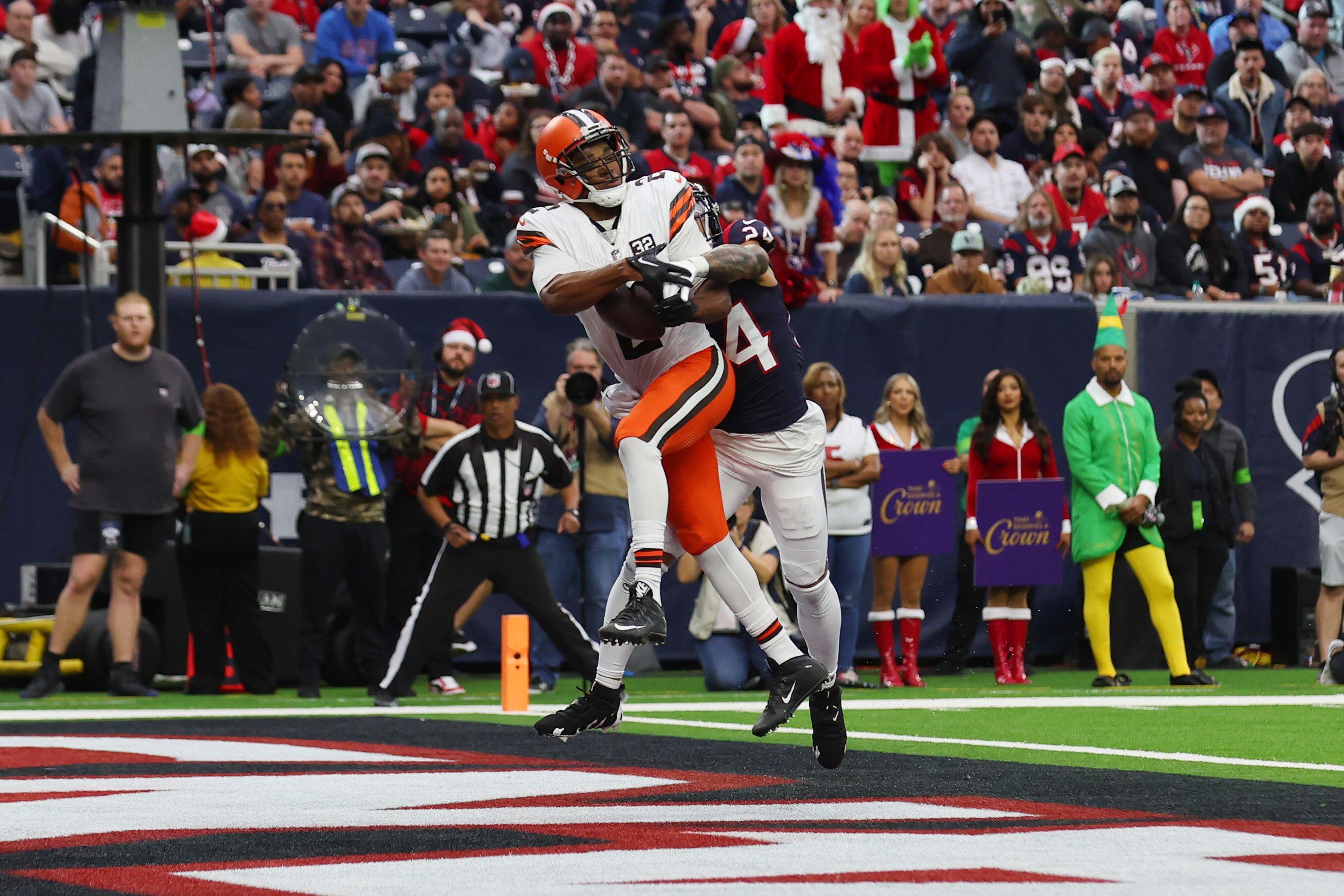 Amari Cooper of the Browns makes one of his two touchdown catches Sunday in Cleveland's 36-22 win over the Houston Texans.