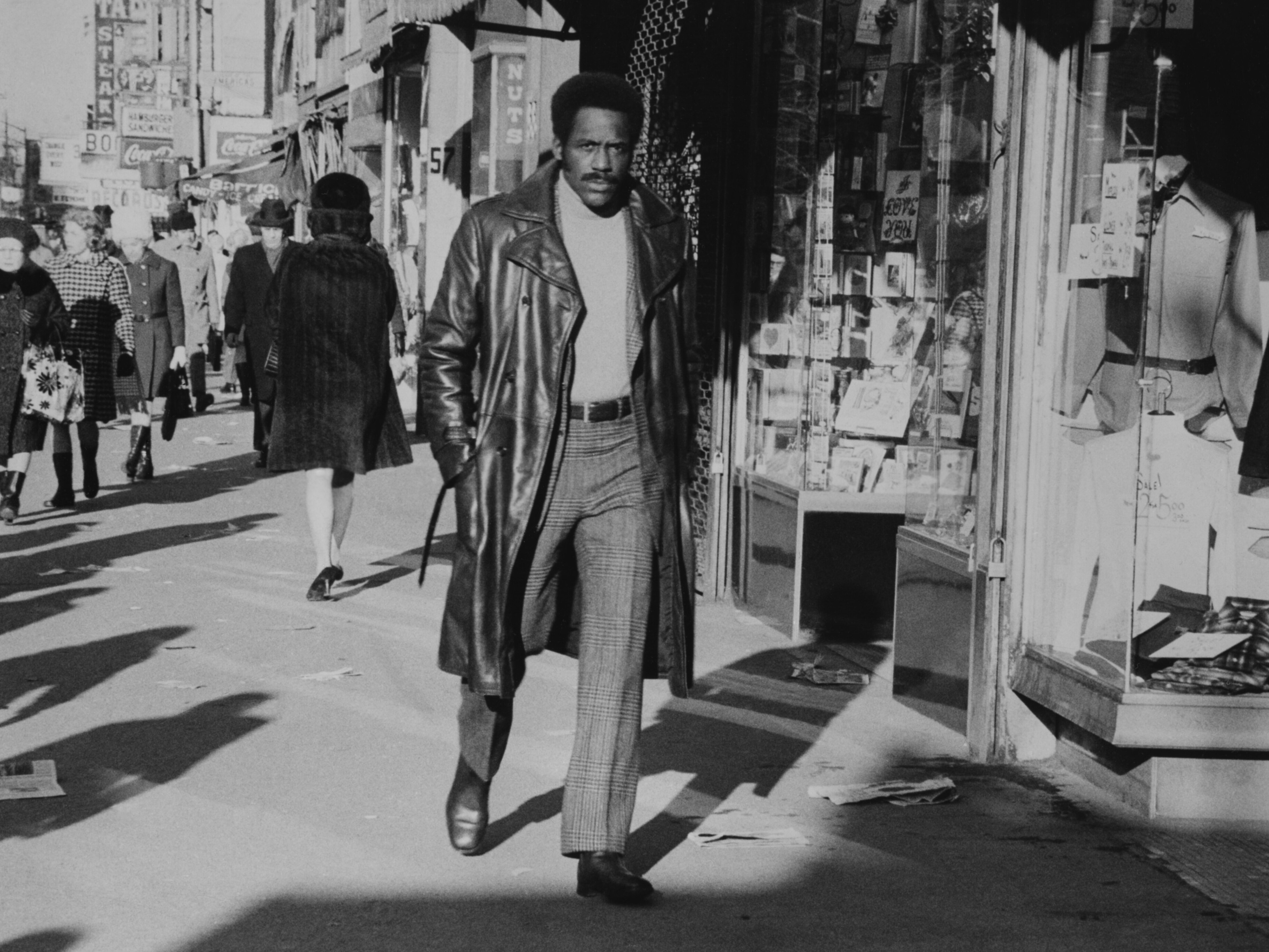 NEW YORK - 1971:  Actor Richard Roundtree performs in scene from "Shaft" directed by Gordon Parks.  Academy Award Winner for Best Song "Theme From Shaft" by Isaac Hayes. (Photo by Michael Ochs Archives/Getty Images)
