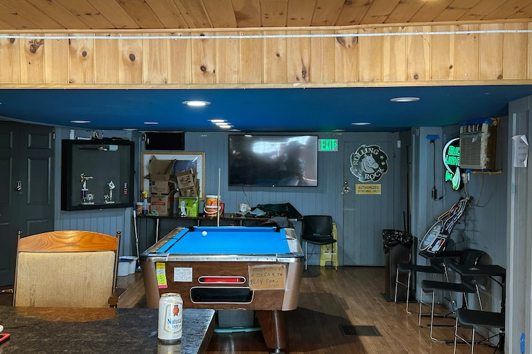 Gills Liquor and Bar.