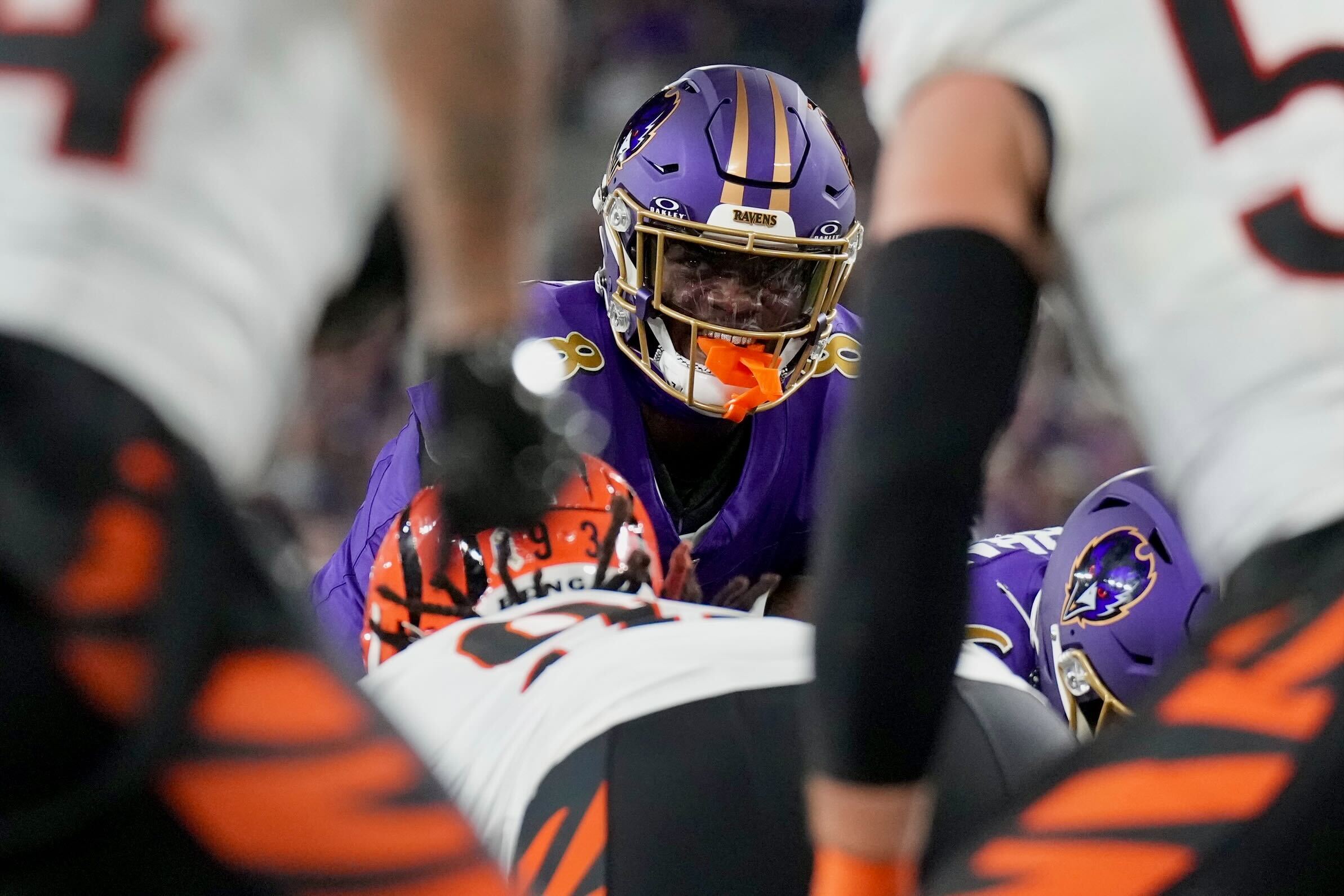 Lamar Jackson prepares for the snap shortly before handing off to Derrick Henry for a 1-yard touchdown run in the third quarter.