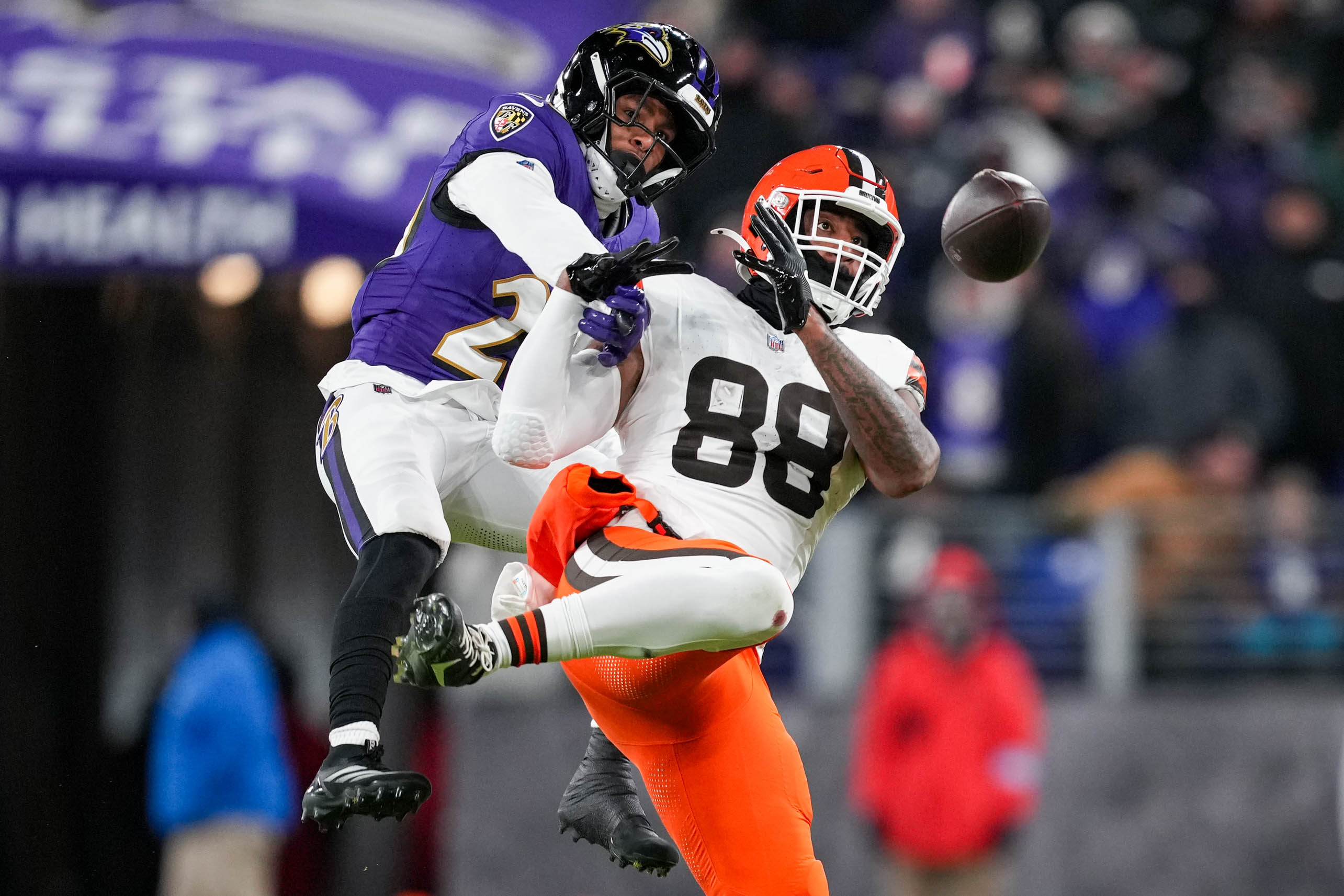 Baltimore Ravens safety Ar'Darius Washington (29) breaks up a pass intended for Cleveland Browns tight end Jordan Akins (88) during a game at M&T Bank Stadium in Baltimore, Md. on Saturday, January 4, 2025.