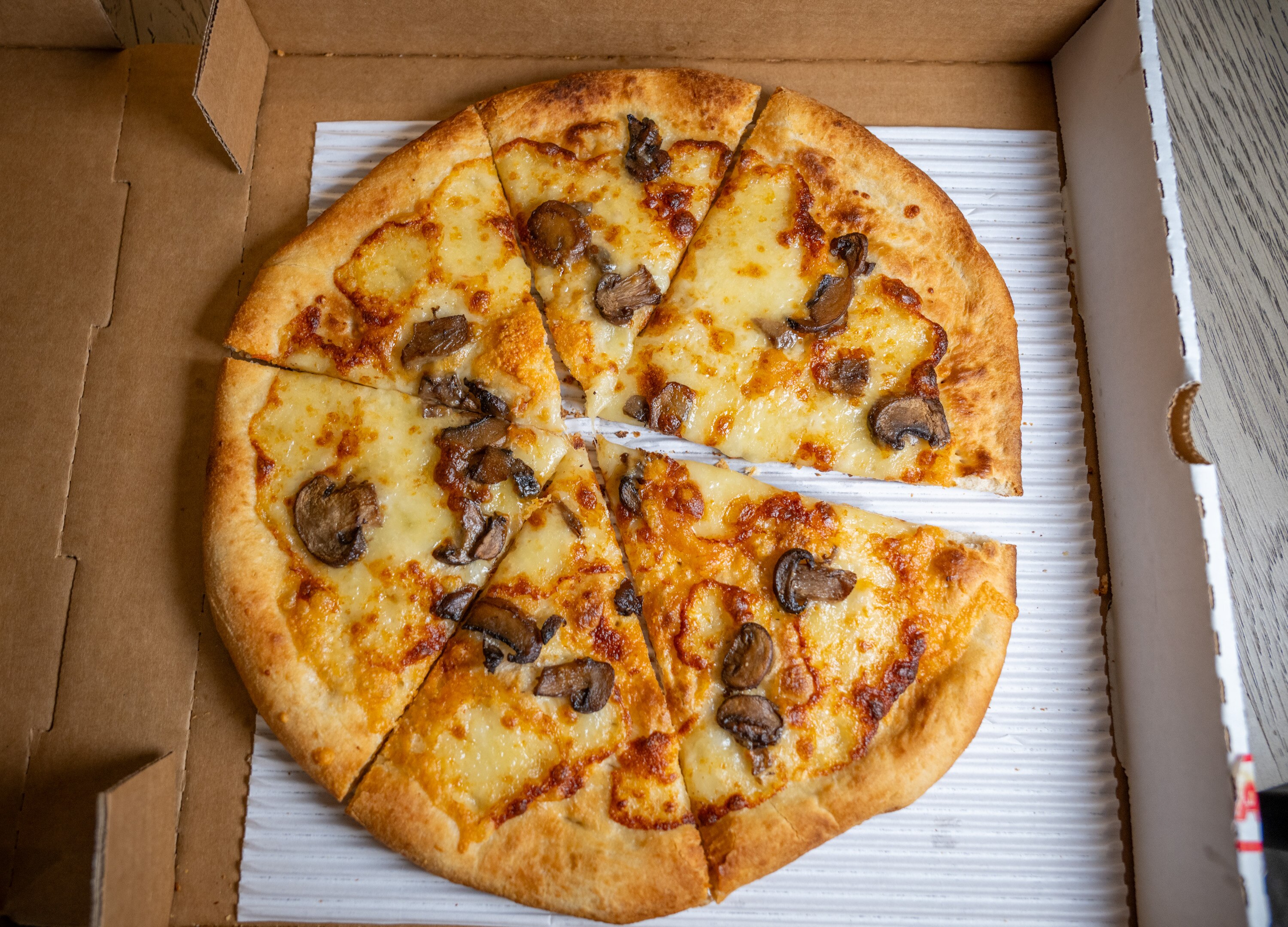 A truffle and mushroom pizza by Alanza Pizza, ordered from Wonder in Canton Crossing.