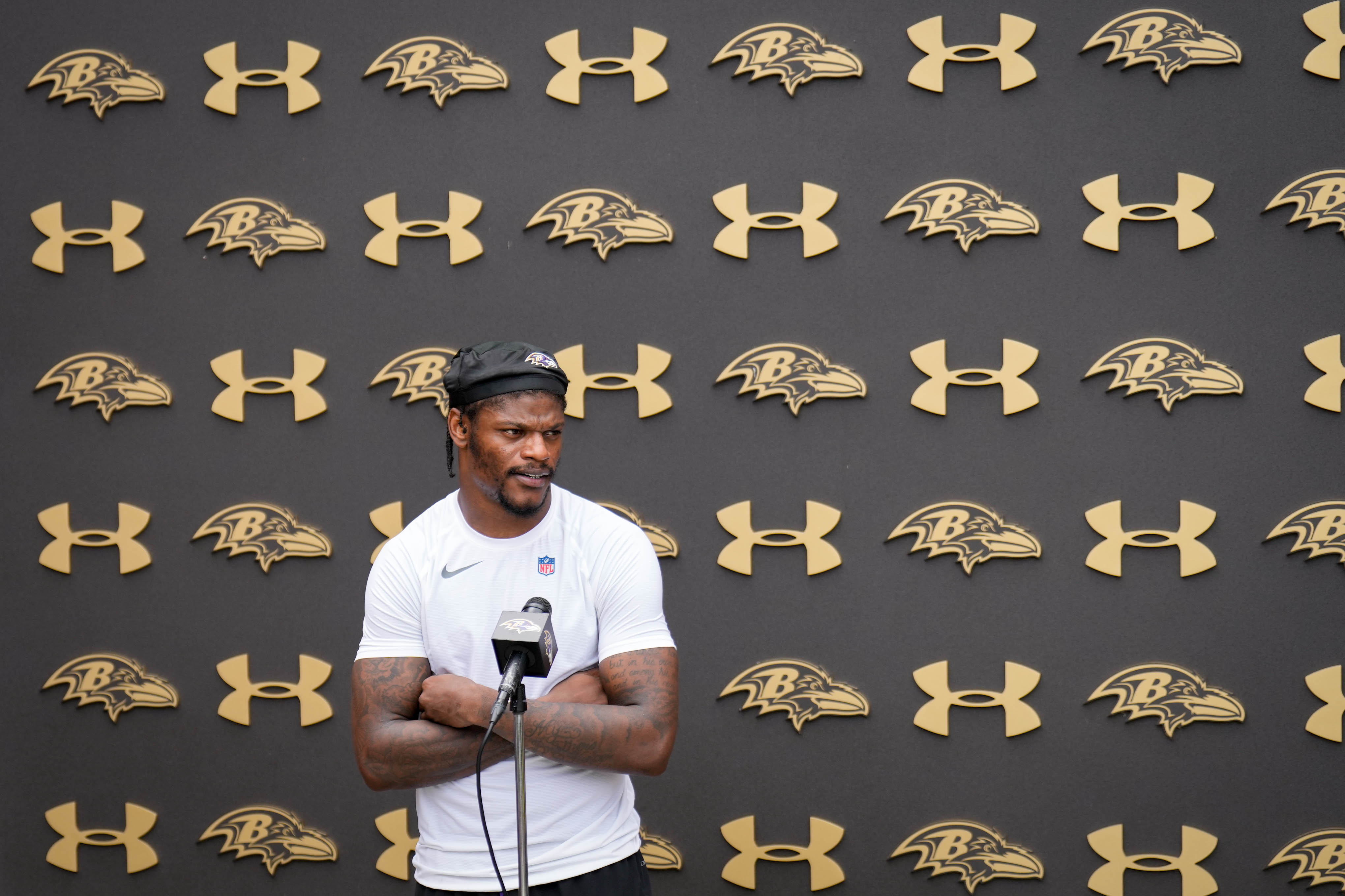 Ravens quarterback Lamar Jackson completed 12 of 16 passes in an unofficial count during the first practice session of training camp.