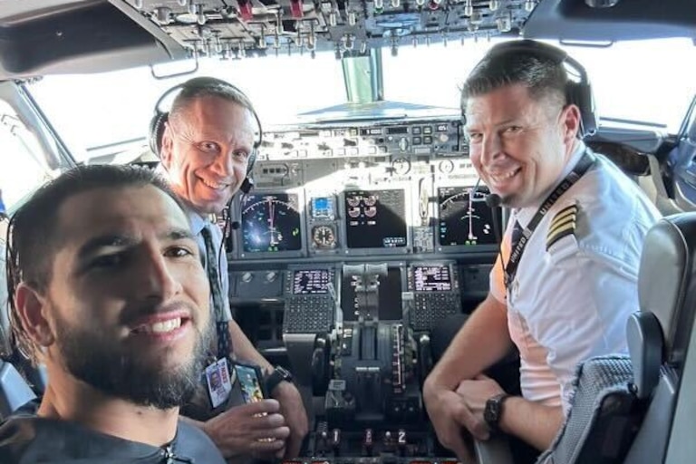 Cionel Pérez poses with Jeff Jeskie and Chad Dugie, pilots on the flight that took the Orioles home from Texas last week.