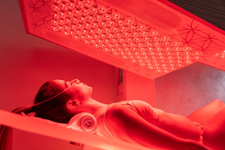 The chamber uses red-light therapy to stimulate cellular function and help increase energy and circulation, accelerating athletic recovery.