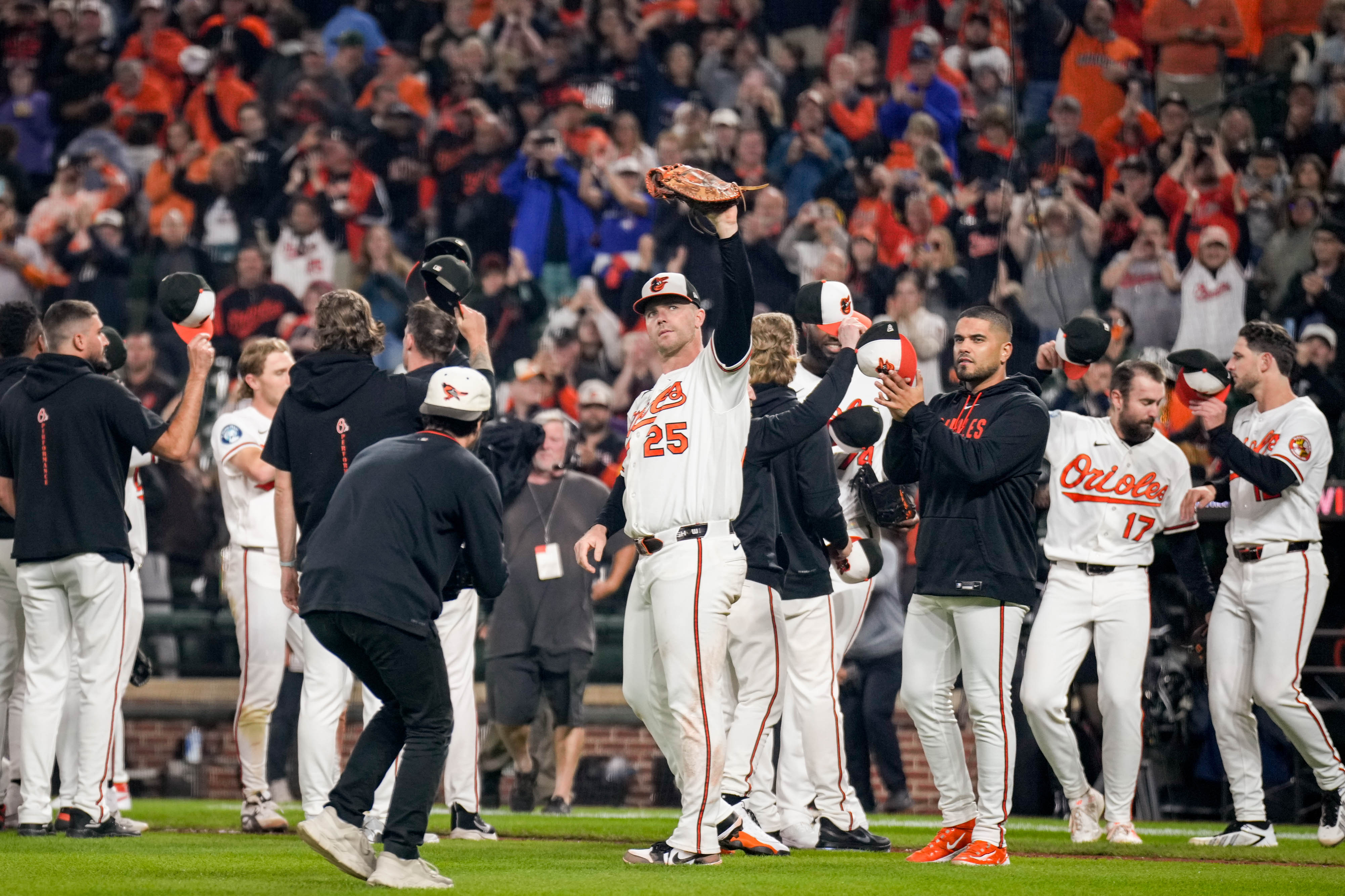 Baltimore Orioles first baseman Pete Alonso (25) raises his glove to wave to Orioles fans in the crowd at the conclusion of their final home game of the season, a win against the Toronto Blue Jays, at Oriole Park at Camden Yards in Baltimore, Md. on Wednesday, September 23, 2026.