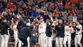 Baltimore Orioles first baseman Pete Alonso (25) raises his glove to wave to Orioles fans in the crowd at the conclusion of their final home game of the season, a win against the Toronto Blue Jays, at Oriole Park at Camden Yards in Baltimore, Md. on Wednesday, September 23, 2026.