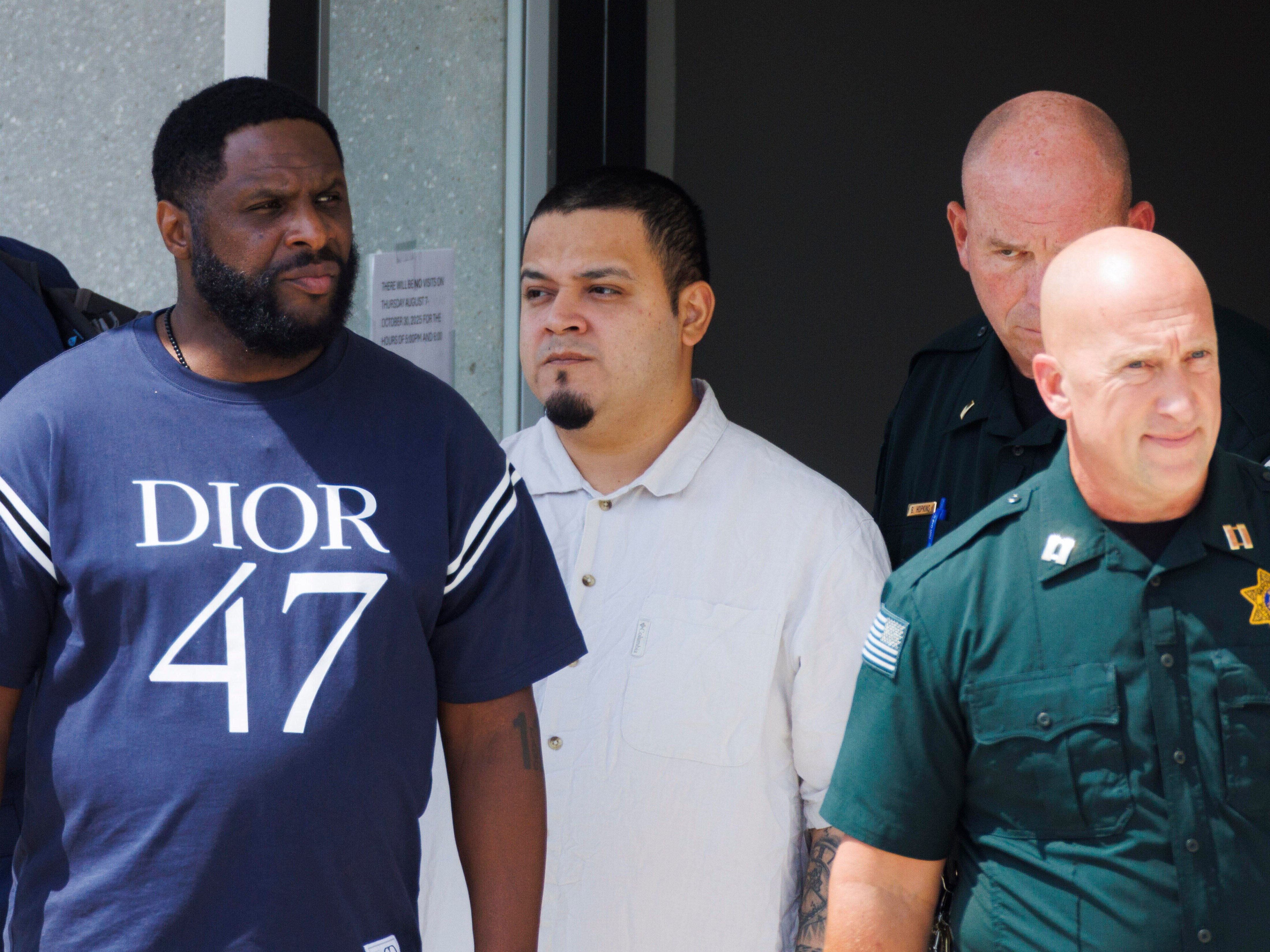 Kilmar Ábrego García, tercero de derecha a izquierda, sale de la cárcel del condado Putnam, el viernes 22 de agosto de 2025, en Cookeville, Tennessee. (AP Foto/Brett Carlsen)