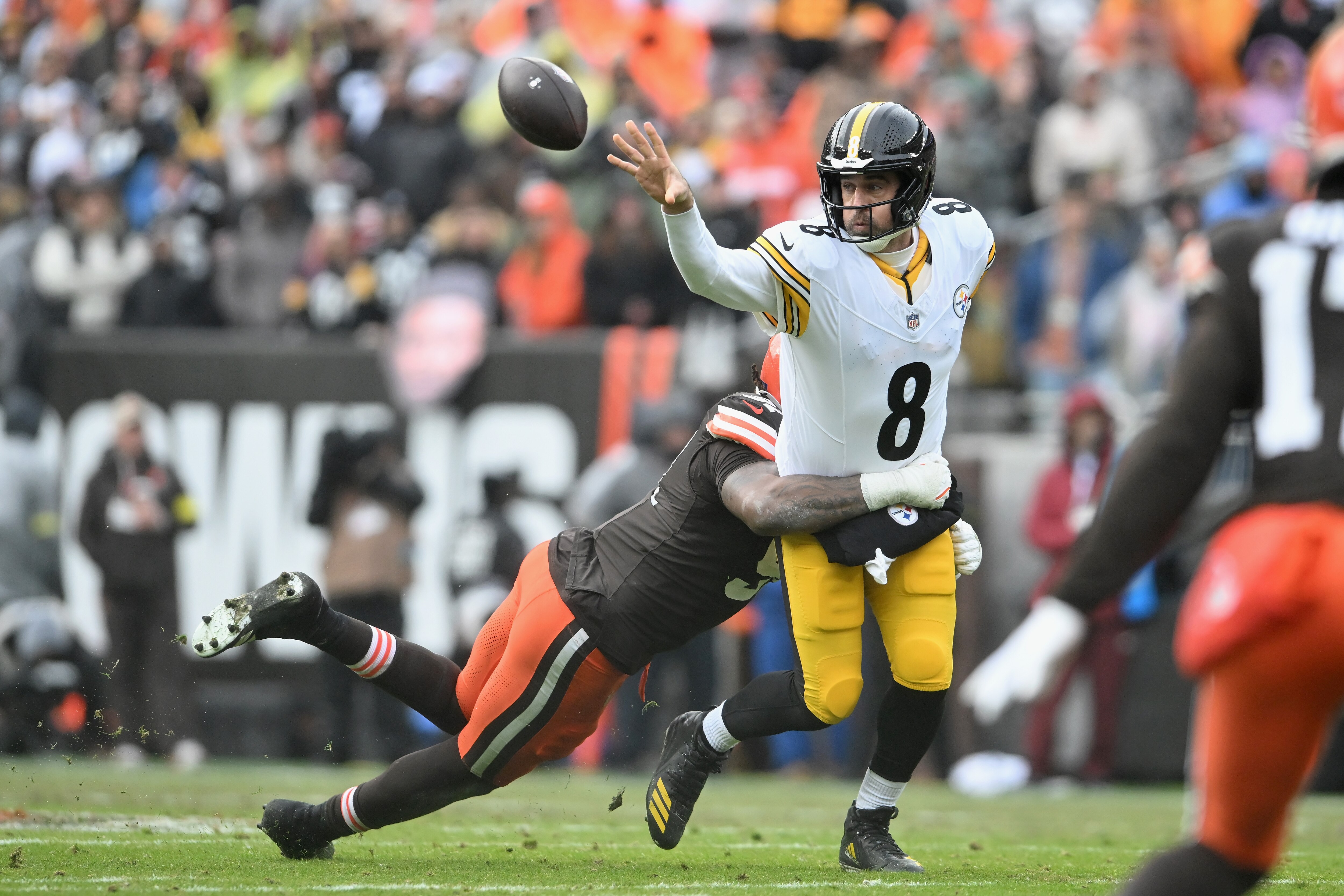 Steelers quarterback Aaron Rodgers gets rid of the ball under pressure from the Browns’ Alex Wright during the second quarter.