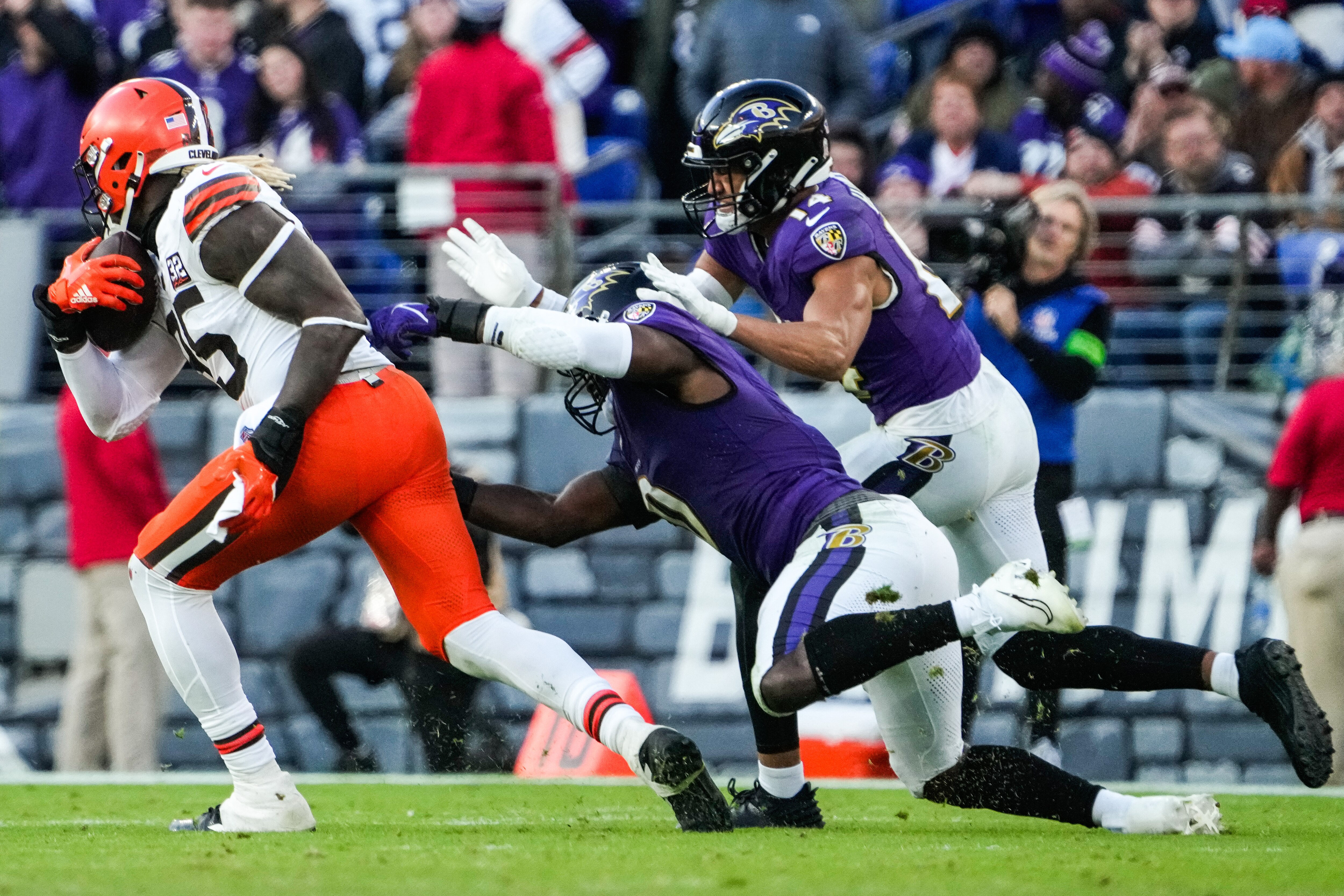 Browns tight end David Njoku gets past a pair of Ravens defenders during Sunday's 33-31 Cleveland win in Baltimore.