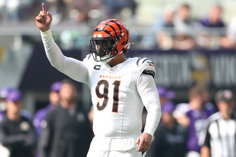 MINNEAPOLIS, MINNESOTA - SEPTEMBER 21: Trey Hendrickson #91 of the Cincinnati Bengals reacts during the first quarter against the Minnesota Vikings at U.S. Bank Stadium on September 21, 2025 in Minneapolis, Minnesota.