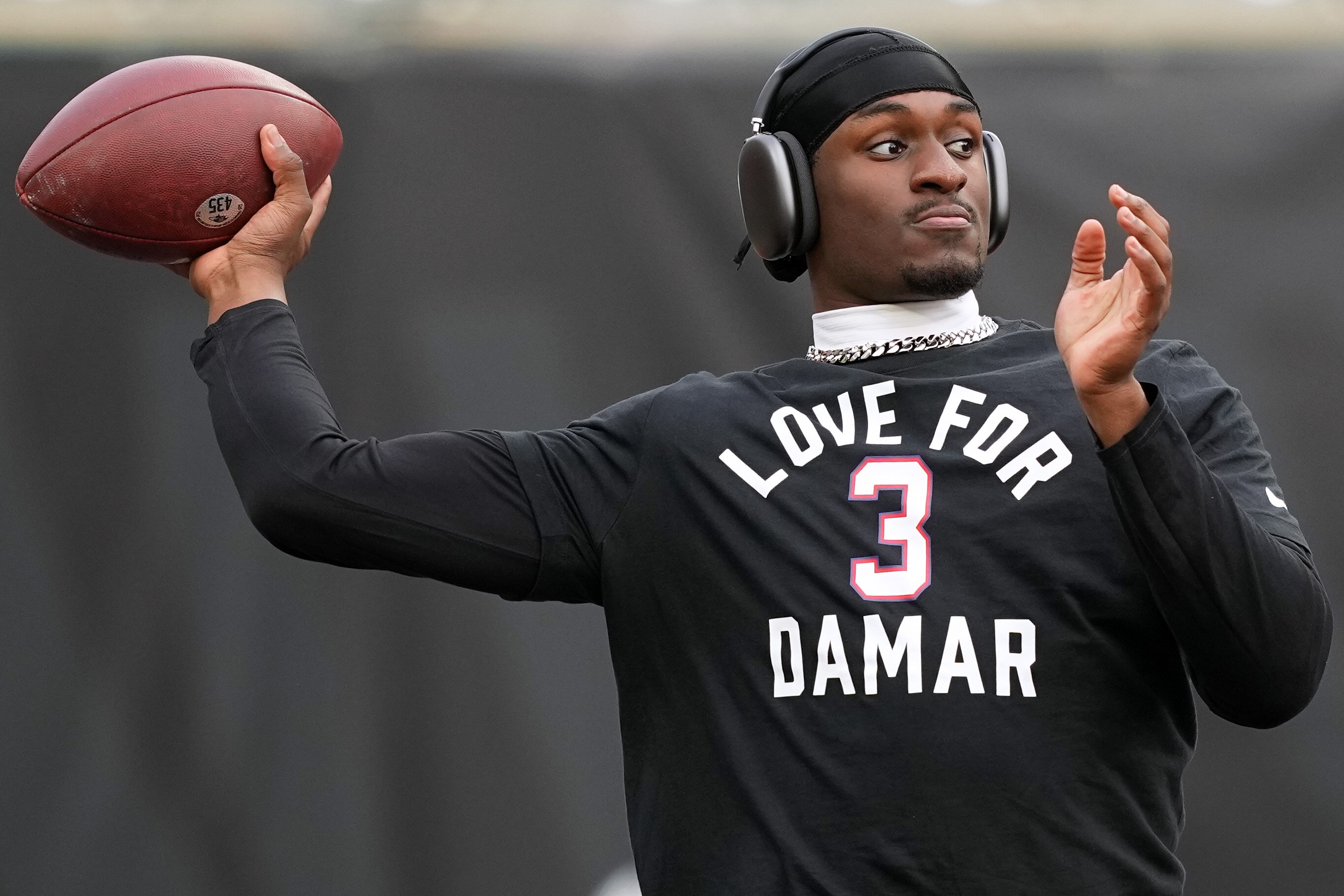 CINCINNATI, OHIO - JANUARY 08: Anthony Brown #12 of the Baltimore Ravens wears a t-shirt in support of Damar Hamlin #3 of the Buffalo Bills prior to the game against the Cincinnati Bengals at Paycor Stadium on January 08, 2023 in Cincinnati, Ohio. (Photo by Dylan Buell/Getty Images)