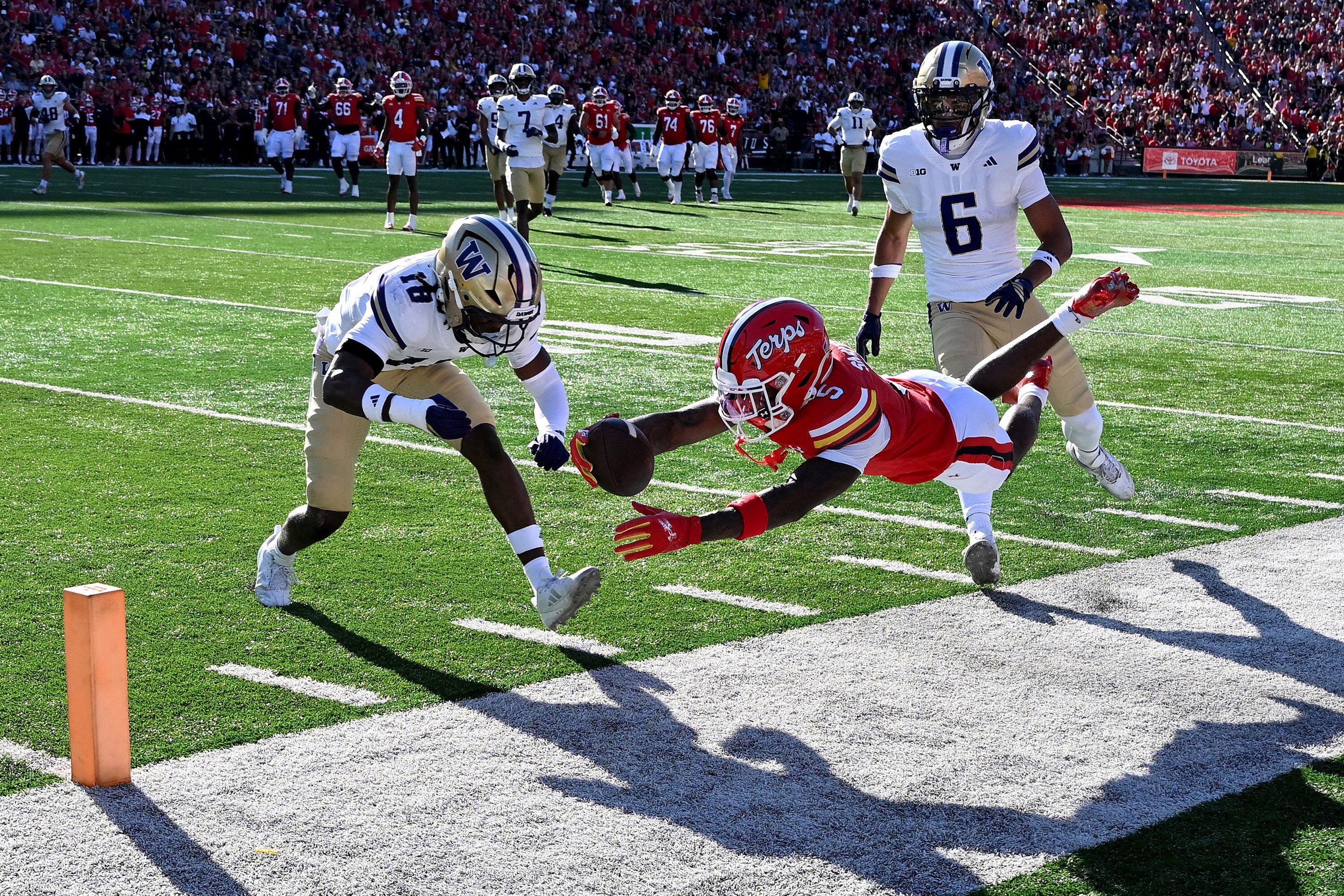 Octavian Smith Jr. dives short of the end zone Saturday during Maryland’s 24-20 loss to Washington.