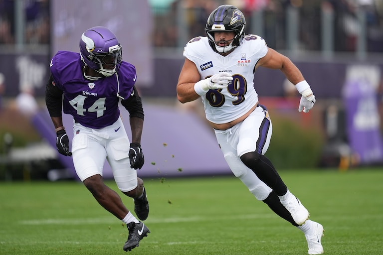 Baltimore Ravens tight end Mark Andrews (89) runs from Minnesota Vikings safety Joshua Metellus (44) during a joint NFL football practice, Thursday, Aug. 20, 2026, in Eagan, Minn. (AP Photo/Abbie Parr)