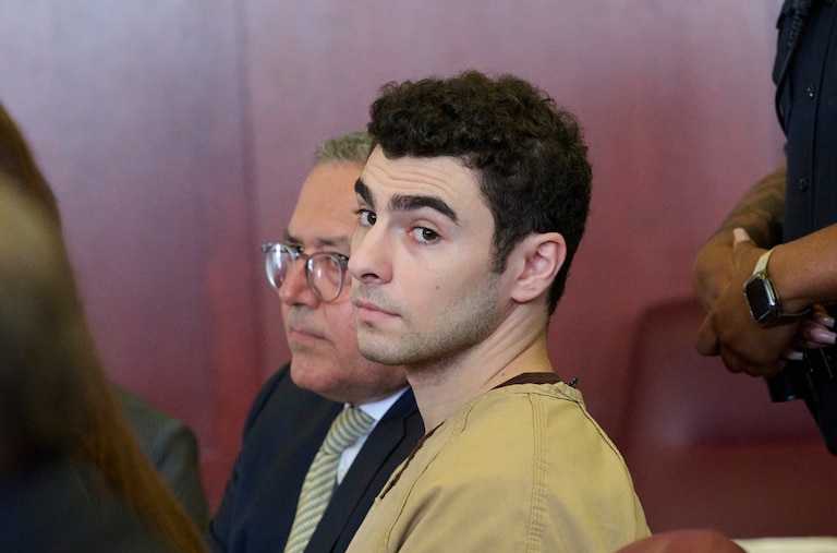 Luigi Mangione, accused of fatally shooting UnitedHealthcare CEO Brian Thompson, appears in Manhattan state court in New York, Tuesday, Sept. 16, 2025. (Curtis Means/Pool Photo via AP)
