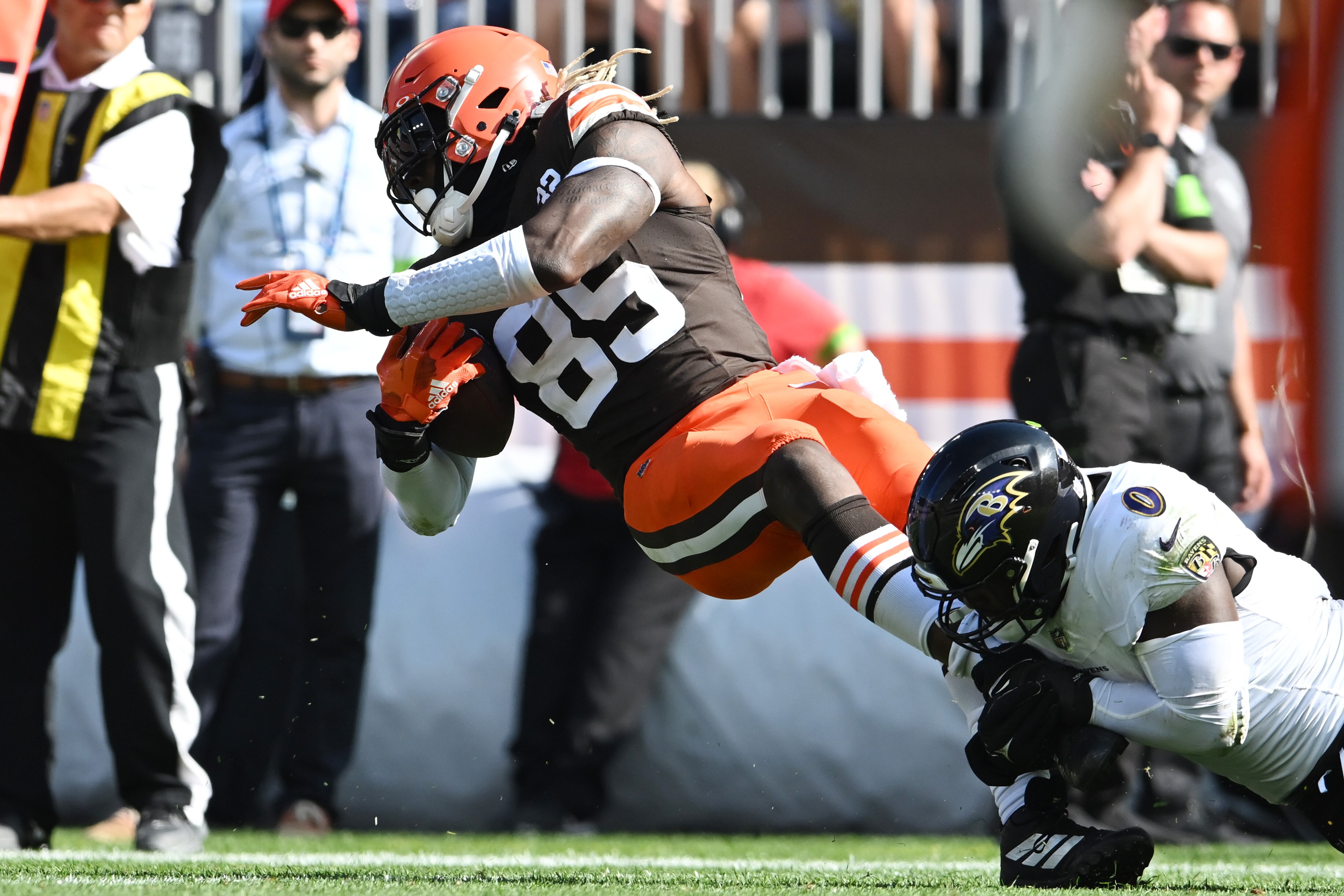 Roquan Smith of the Ravens tackles David Njoku of the Browns during the second half of Baltimore's 28-3 win in Cleveland.