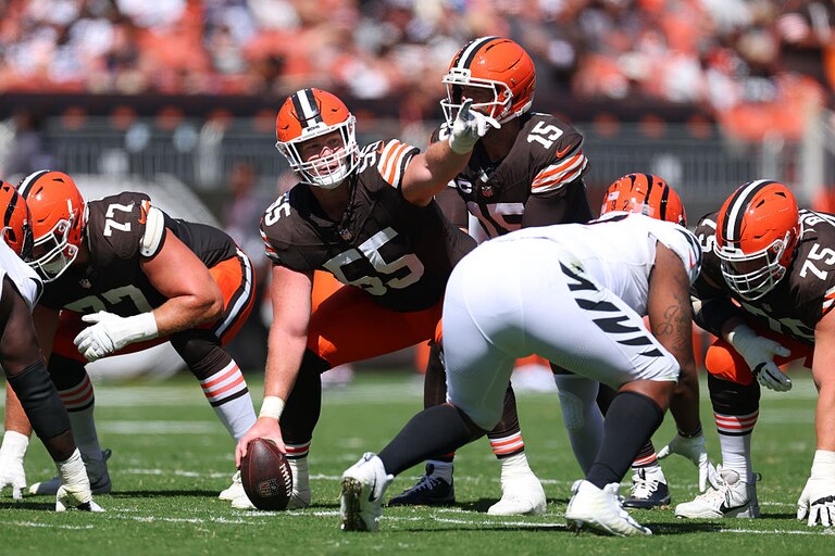 Former Cleveland Browns center Ethan Pocic plays against the Cincinnati Bengals in Week 1.