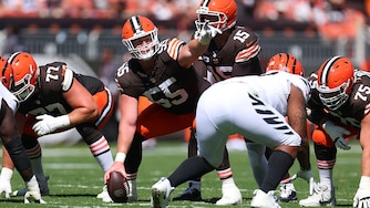 Former Cleveland Browns center Ethan Pocic plays against the Cincinnati Bengals in Week 1.