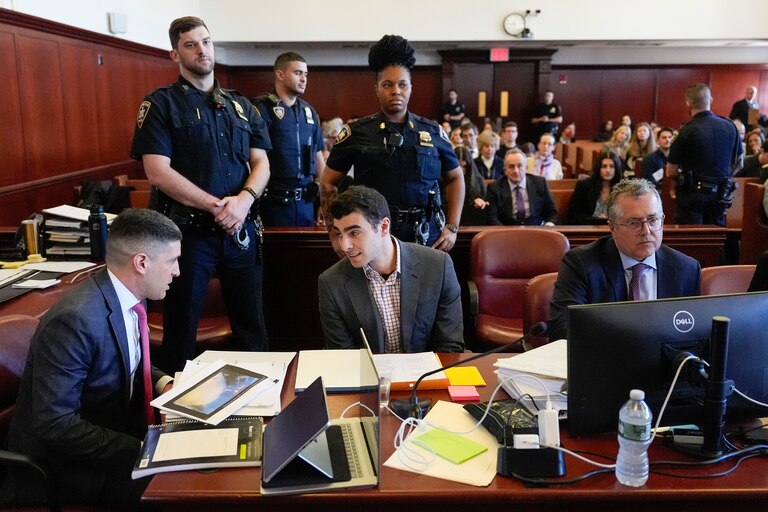Luigi Mangione appears in Manhattan Criminal Court, Monday, Dec. 1, 2025, in New York. (AP Photo/Yuki Iwamura, Pool)