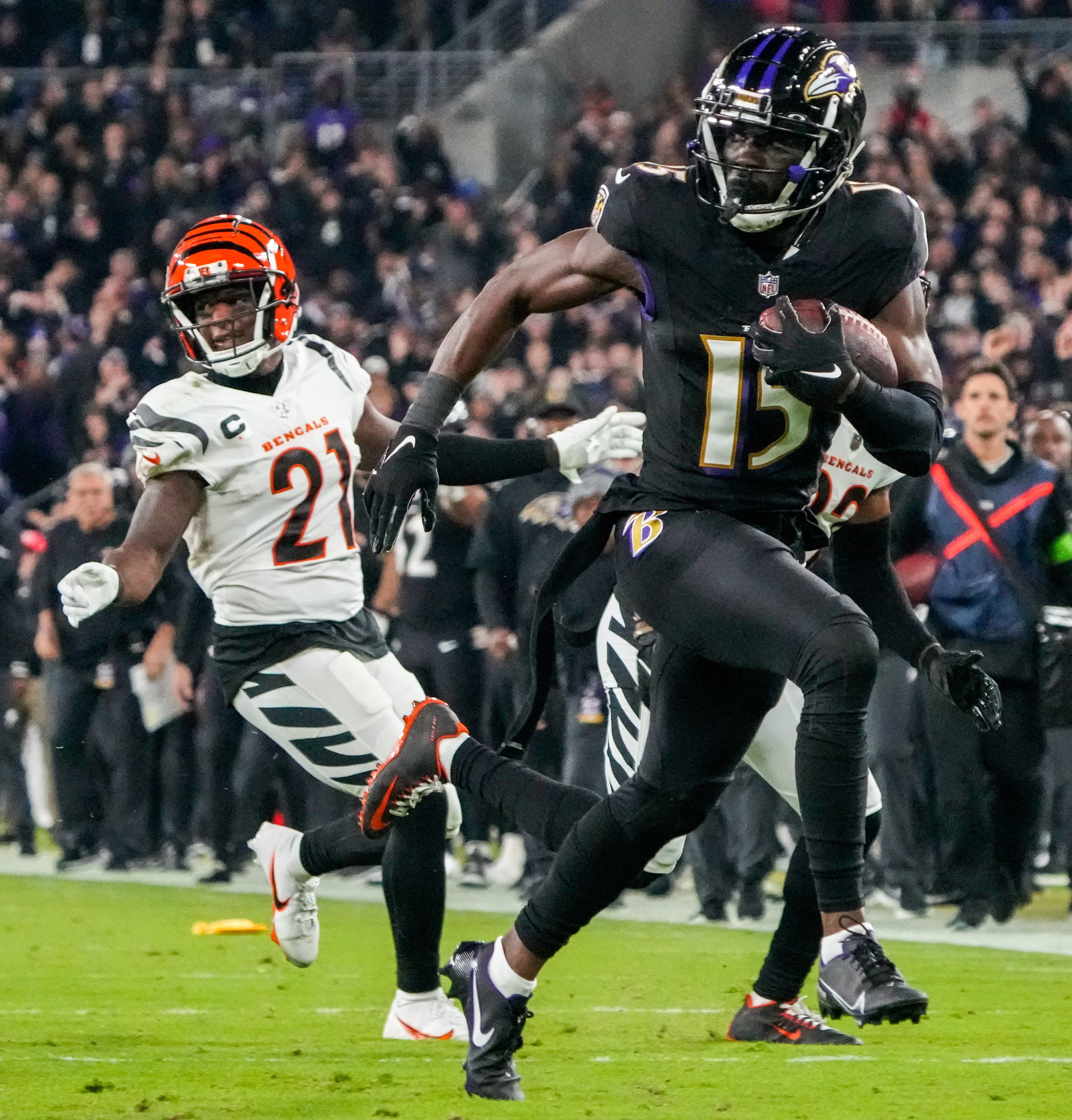 Ravens receiver Nelson Agholor scores a second-quarter, 37-yard touchdown against the Bengals.