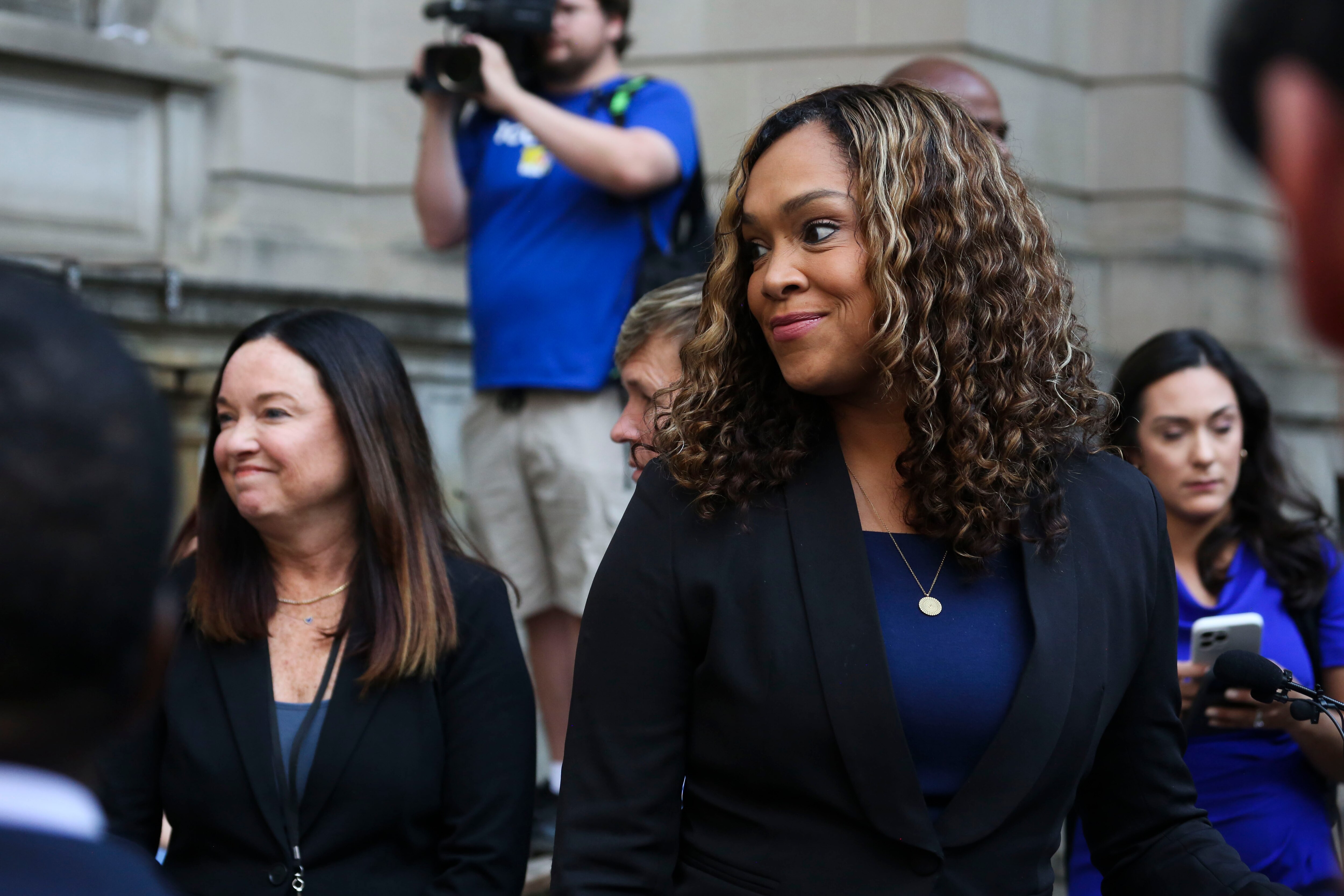 A court hearing on September 19, 2022 ended with the overturn of the conviction of prisoner Adnan Syed, who case was chronicled in the hit podcast ‘Serial’. Syed served more than twenty years in prison for the murder of his girlfriend, Hae Min Lee, in 1999. 