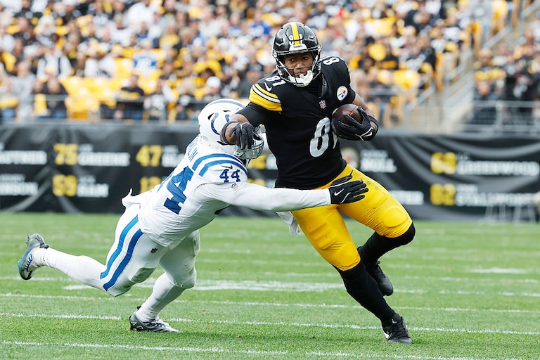 Former Pittsburgh Steelers tight end Jonnu Smith is tackled by former Indianapolis Colts linebacker Zaire Franklin in Week 9.