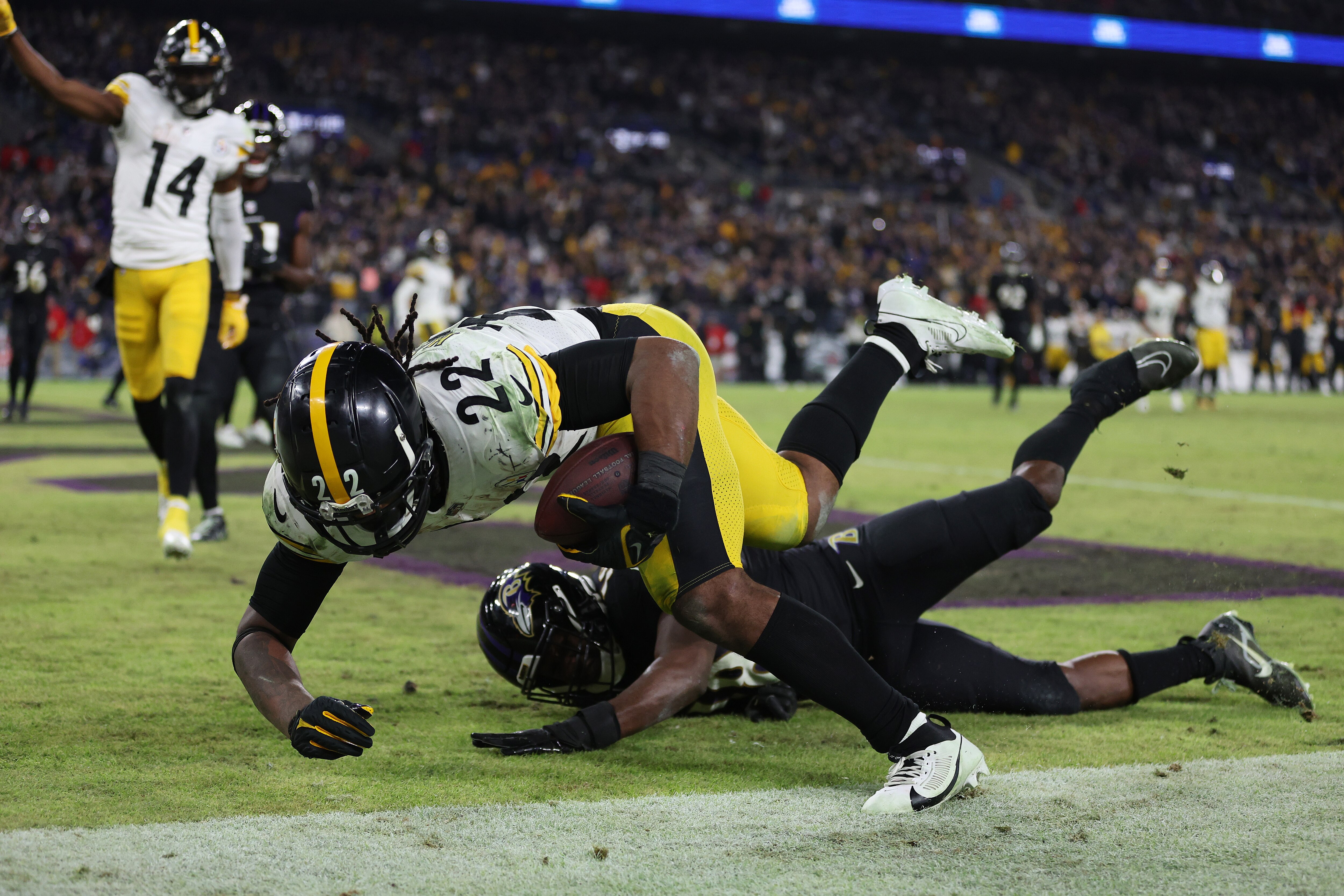 BALTIMORE, MARYLAND - JANUARY 01: Najee Harris #22 of the Pittsburgh Steelers scores a touchdown reception against the Baltimore Ravens during the fourth quarter at M&T Bank Stadium on January 01, 2023 in Baltimore, Maryland. (Photo by Patrick Smith/Getty Images)
