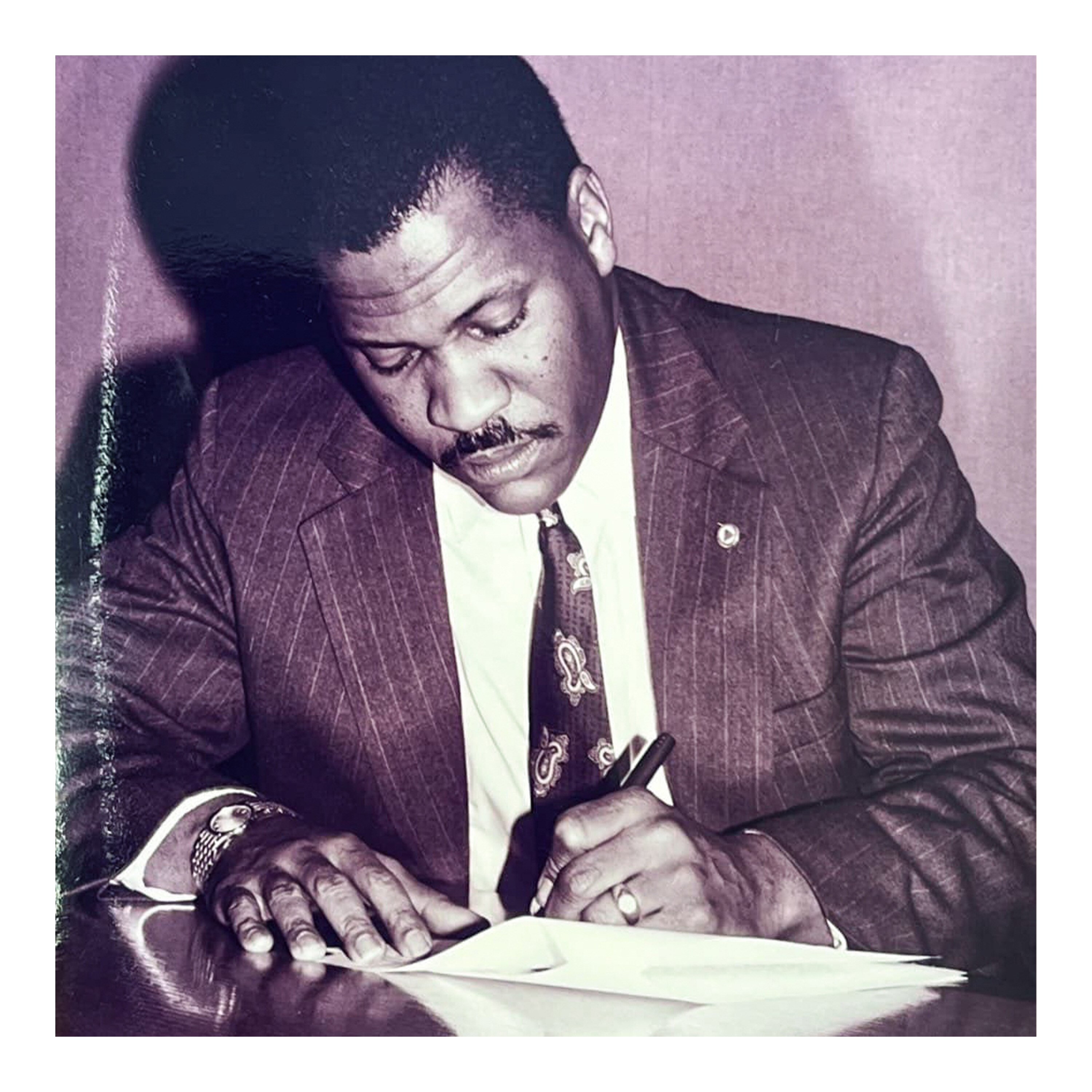 Glenard Middleton Sr. signing his first contract as executive director of AFSCME Council 67.