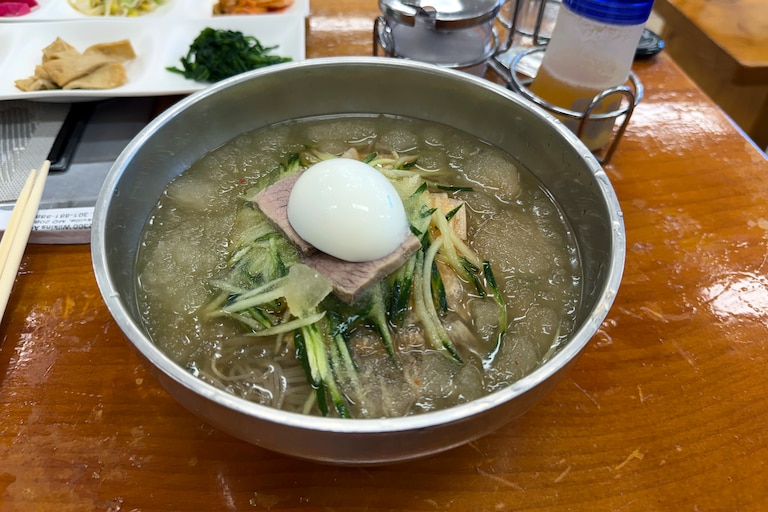 Rockvilleβs Mahdang Korean Restaurant fills its bowl of mul naengmyeon with chunks of shaved ice and tender brisket.