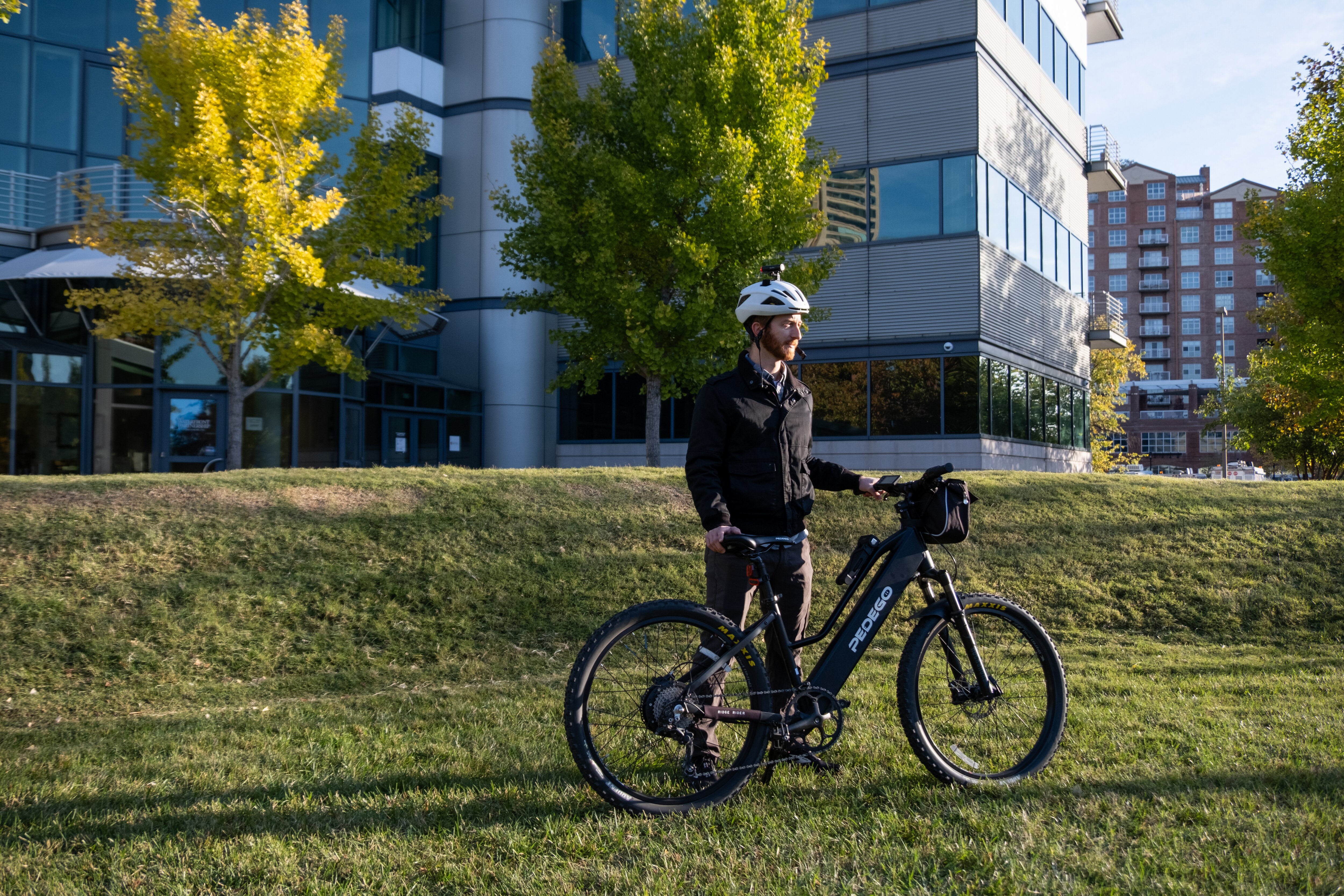 Reporter Daniel Zawodny with the Pedego Ridge Rider e-bike.