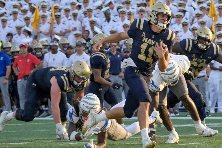 ANNAPOLIS, MD - SEPTEMBER 21: Navy Midshipmen quarterback Blake Horvath (11) runs towards the end zone for a touchdown during the Memphis Tigers game versus the Naval Academy Midshipmen on September 21, 2024 at Navy - Marine Corps Memorial Stadium in Annapolis, MD. (Photo by Mark Goldman/Icon Sportswire via Getty Images)