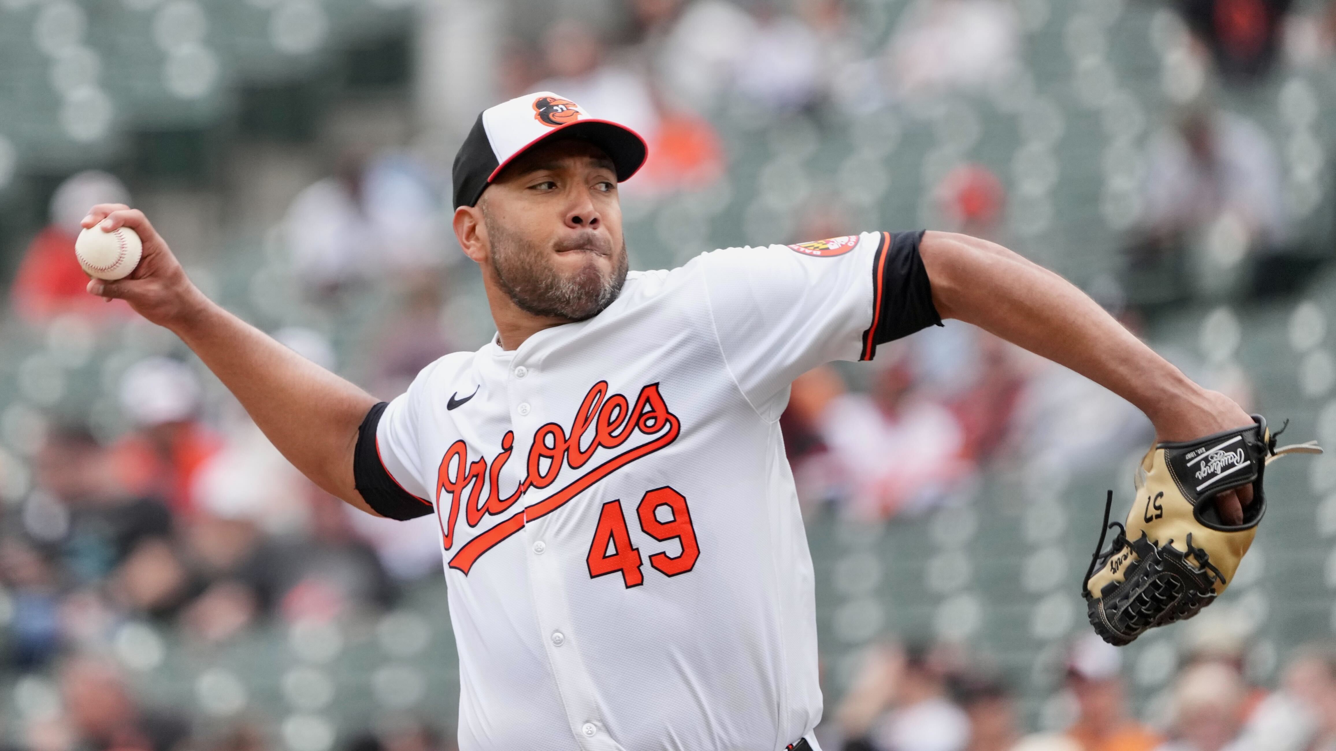 Albert Suárez delivers a pitch against the Minnesota Twins.