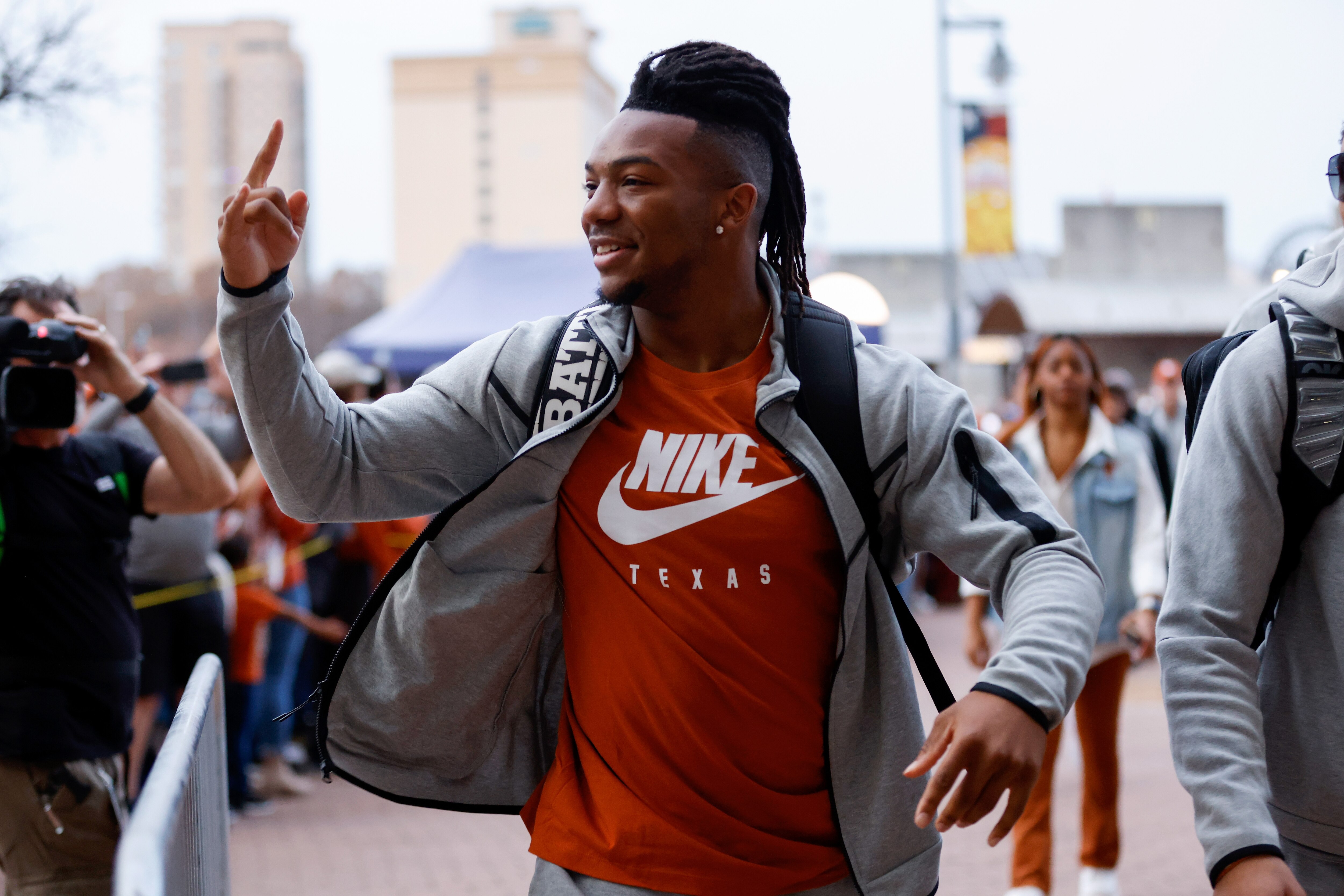 SAN ANTONIO, TEXAS - DECEMBER 29: Bijan Robinson #5 of the Texas Longhorns arrives to the stadium before the Valero Alamo Bowl against the Washington Huskies at the Alamodome on December 29, 2022 in San Antonio, Texas.