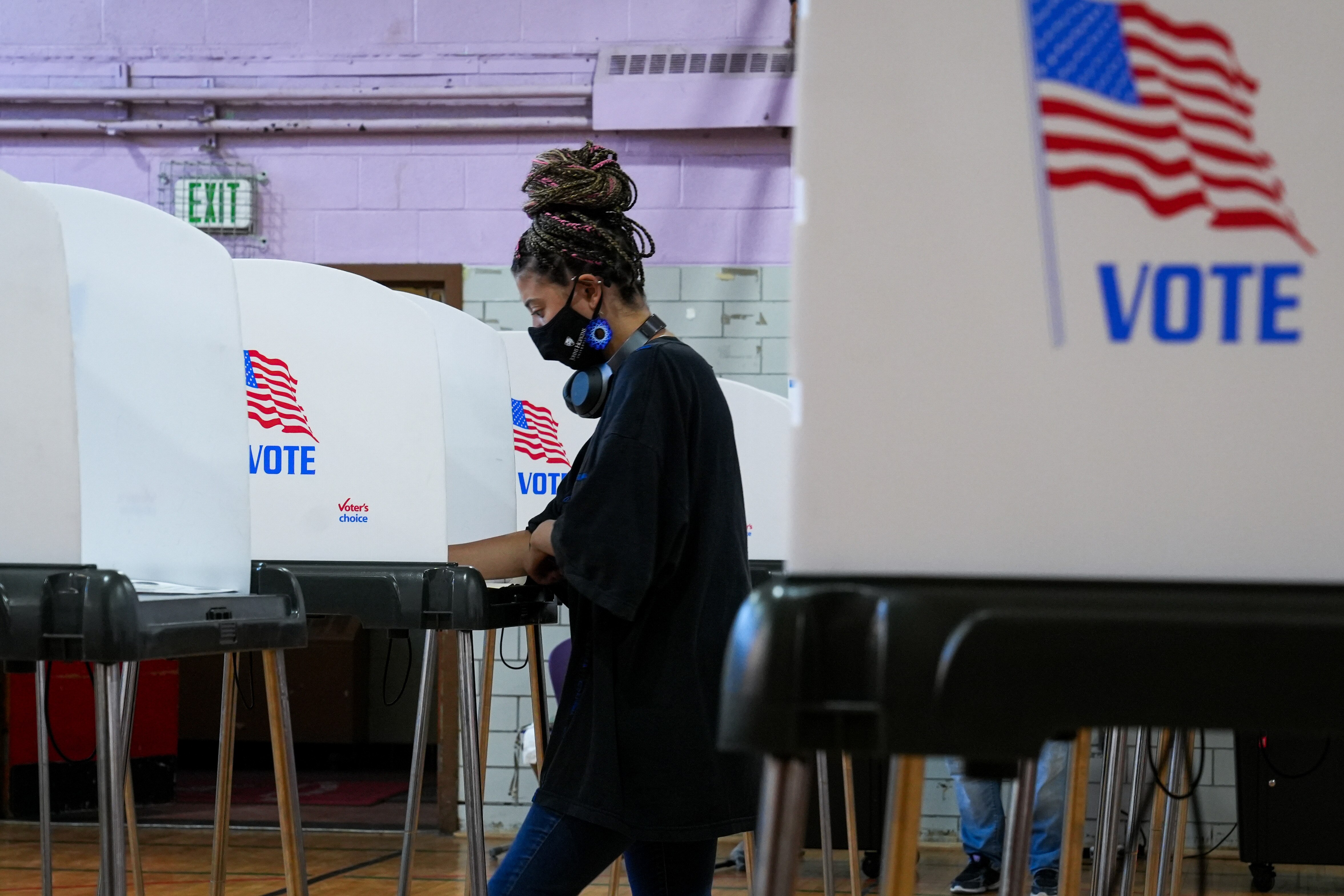 7/19/22—Taylor Spann fills out her ballot inside Hazelwood Elementary/Middle School during Maryland’s primary election on Tuesday, July 19.
