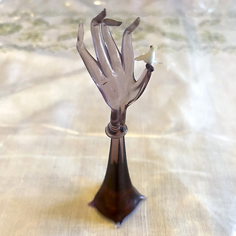 The glass hand Gianni Toso sculpted for his future wife Karyn.