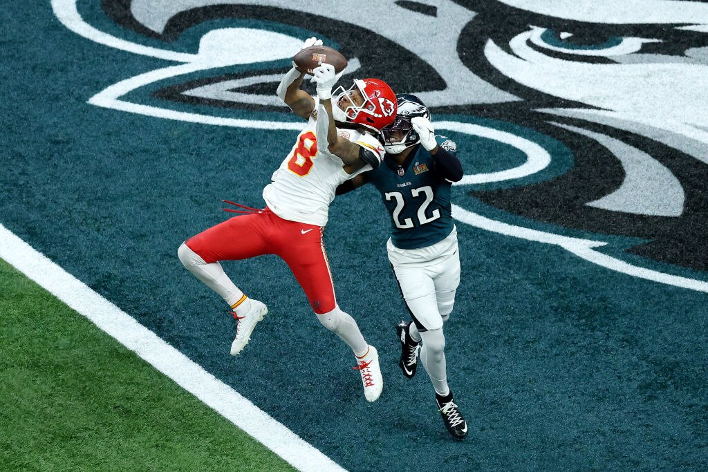 DeAndre Hopkins #8 of the Kansas City Chiefs catches a touchdown against Kelee Ringo #22 of the Philadelphia Eagles in the fourth quarter of Super Bowl LIX.