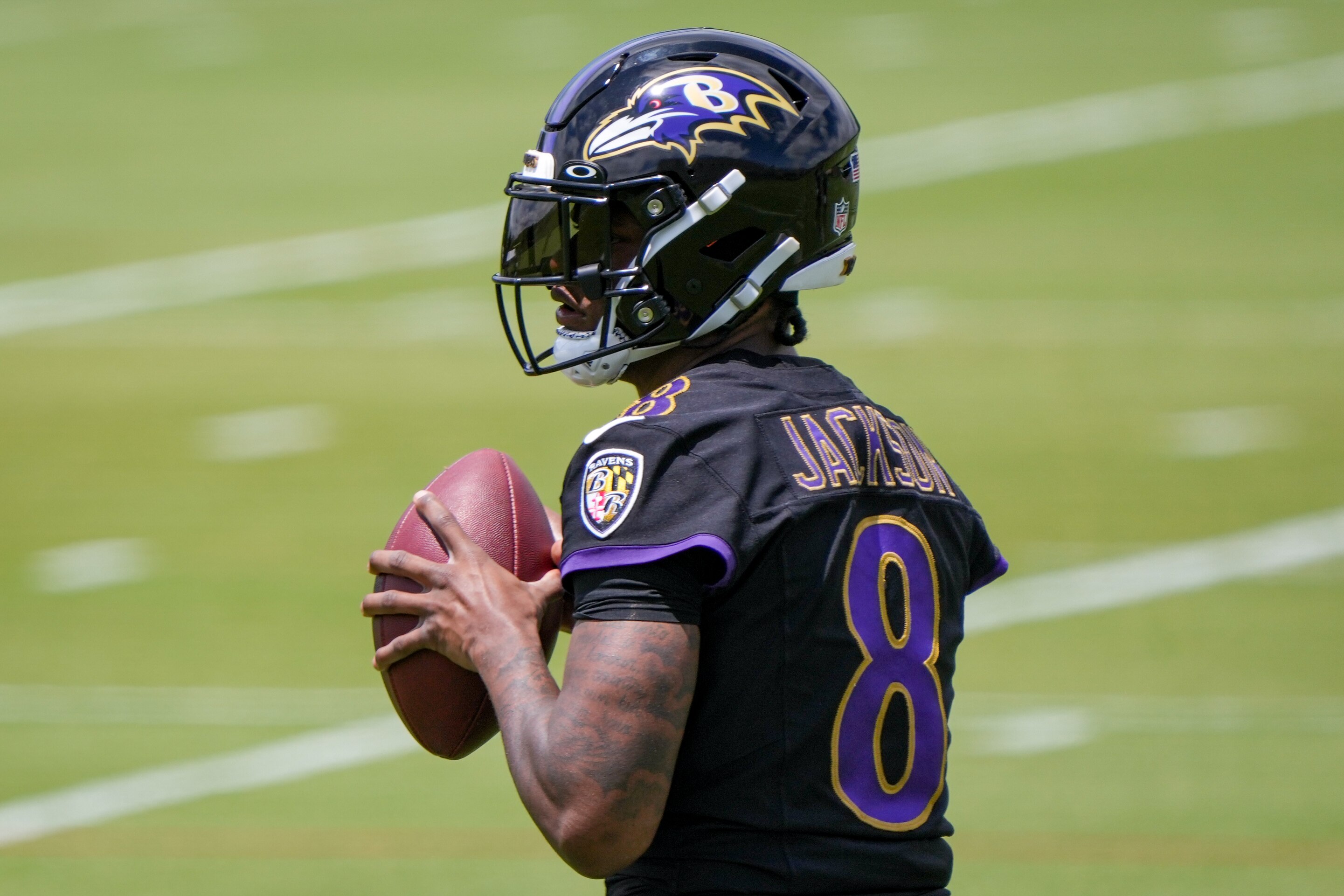 Unofficially, Lamar Jackson missed just one pass in competitive team drills, finishing 12-for-12 in 11-on-11 action and 7-for-8 in seven-on-seven action.