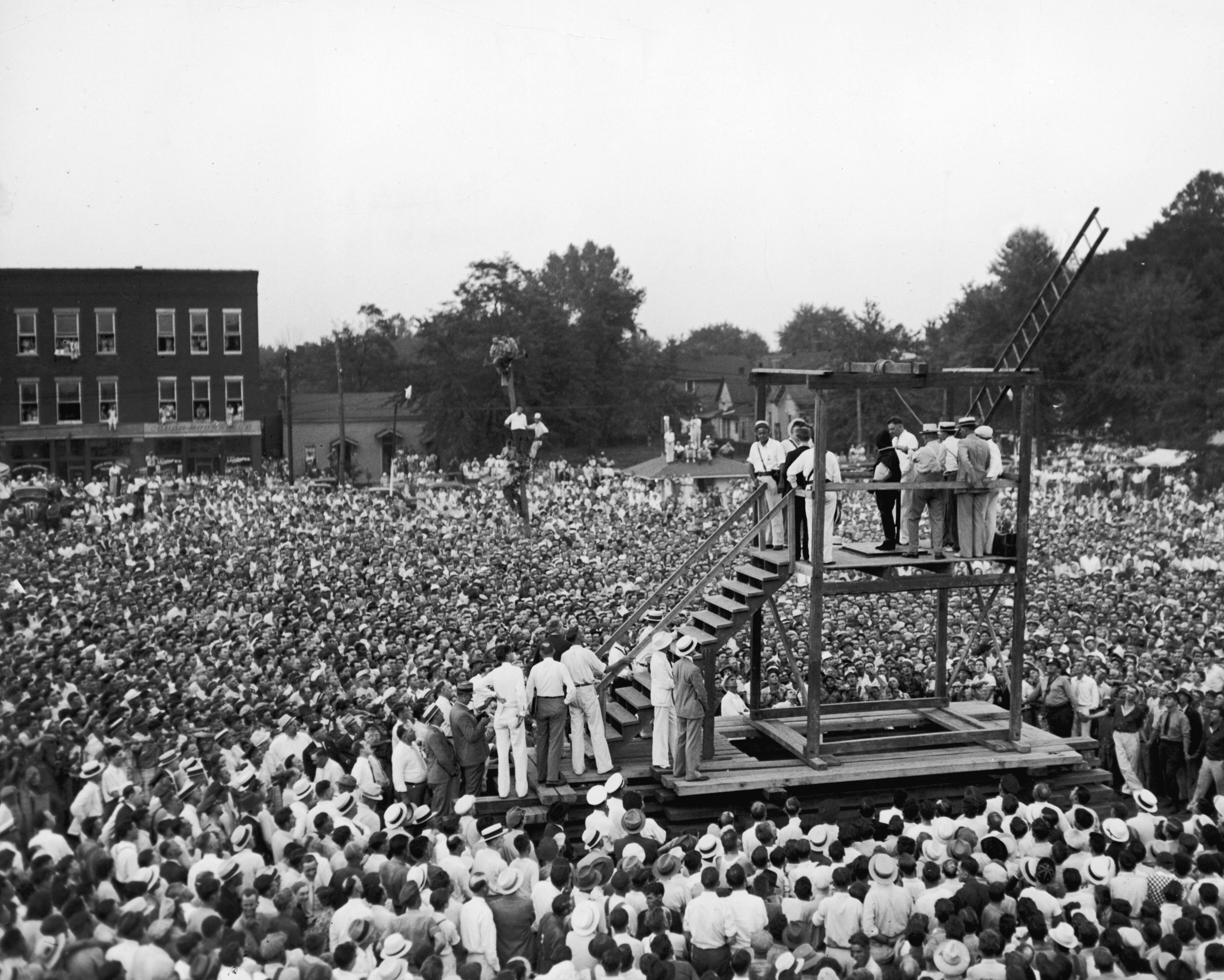 14th August 1936:  A huge crowd of over 15,000 people gathers around a scaffold to witness the public hanging of 26-year old Rainey Bethea, Owensboro, Kentucky. Public outrage over the manner of execution made Bethea's death the last public hanging in the country.