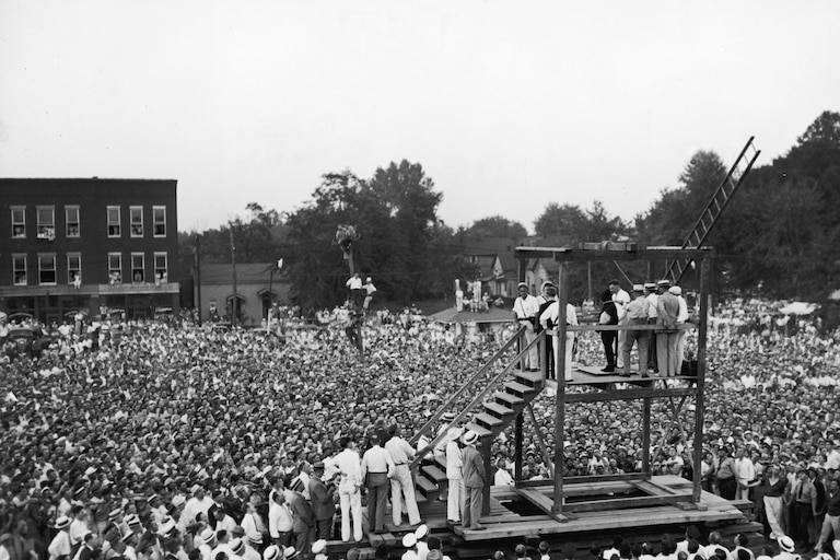 14th August 1936: A huge crowd of over 15,000 people gathers around a scaffold to witness the public hanging of 26-year old Rainey Bethea, Owensboro, Kentucky. Public outrage over the manner of execution made Bethea's death the last public hanging in the country.